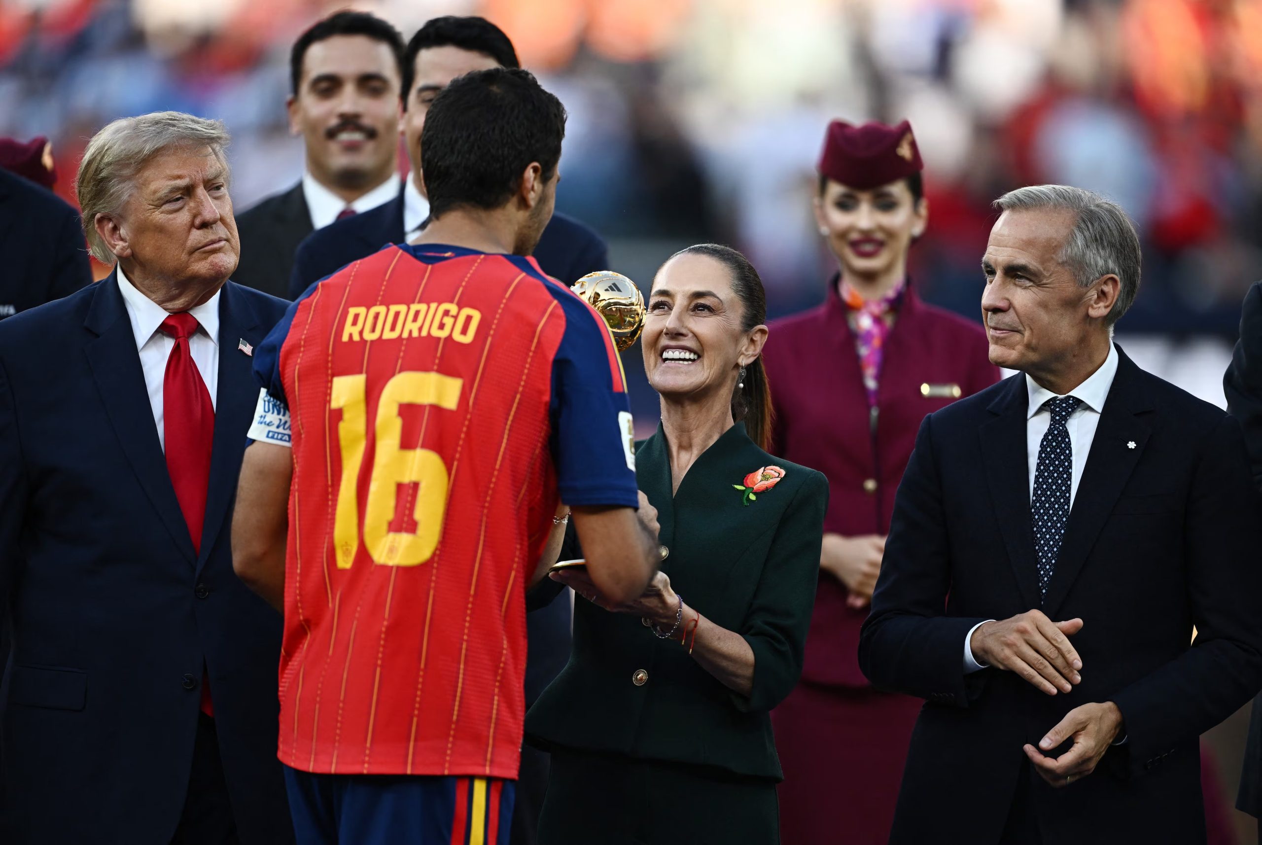 Rodri, de España, recibe el Balón de Oro de manos de la presidenta mexicana Claudia Sheinbaum, mientras el primer ministro canadiense Mark Carney y el presidente estadounidense Donald Trump observan. 
