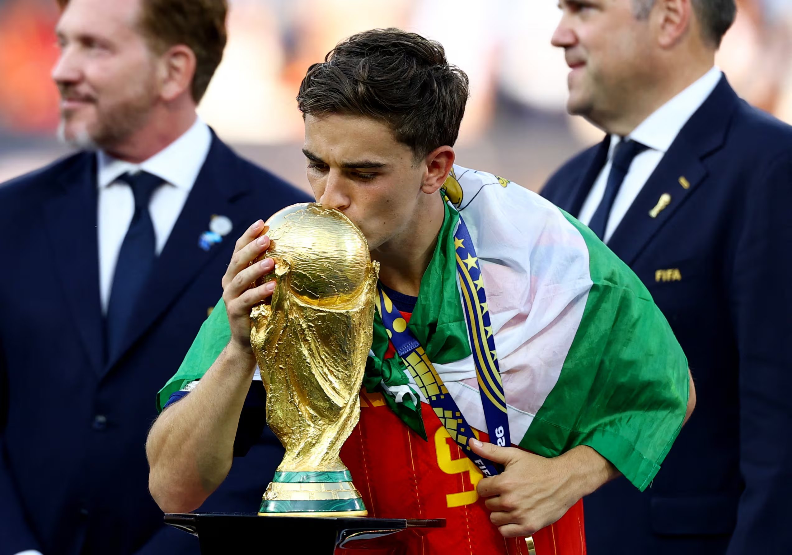 Gavi, de España, besa el trofeo antes de la entrega tras ganar la final de la Copa Mundial