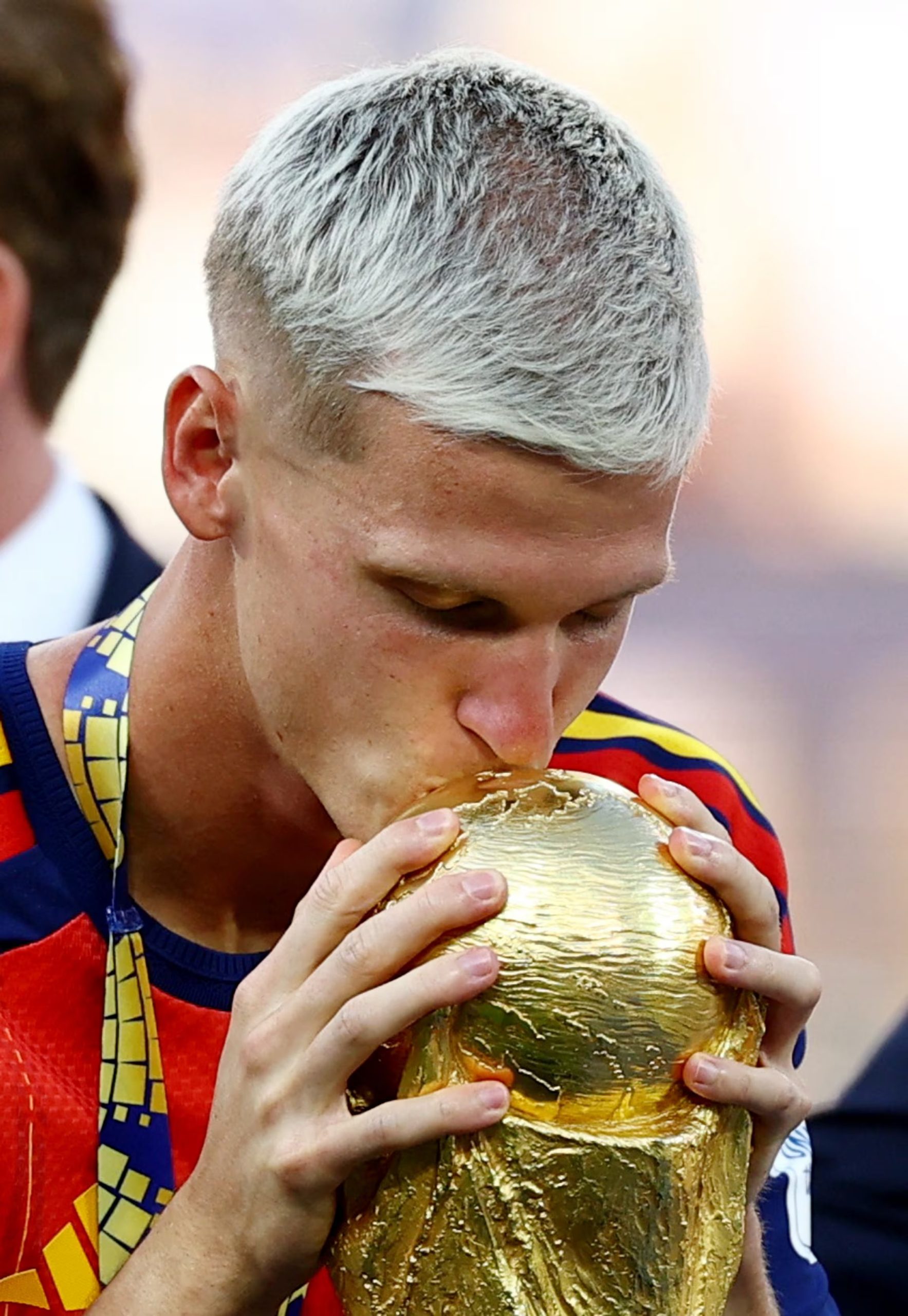 Dani Olmo besa el trofeo