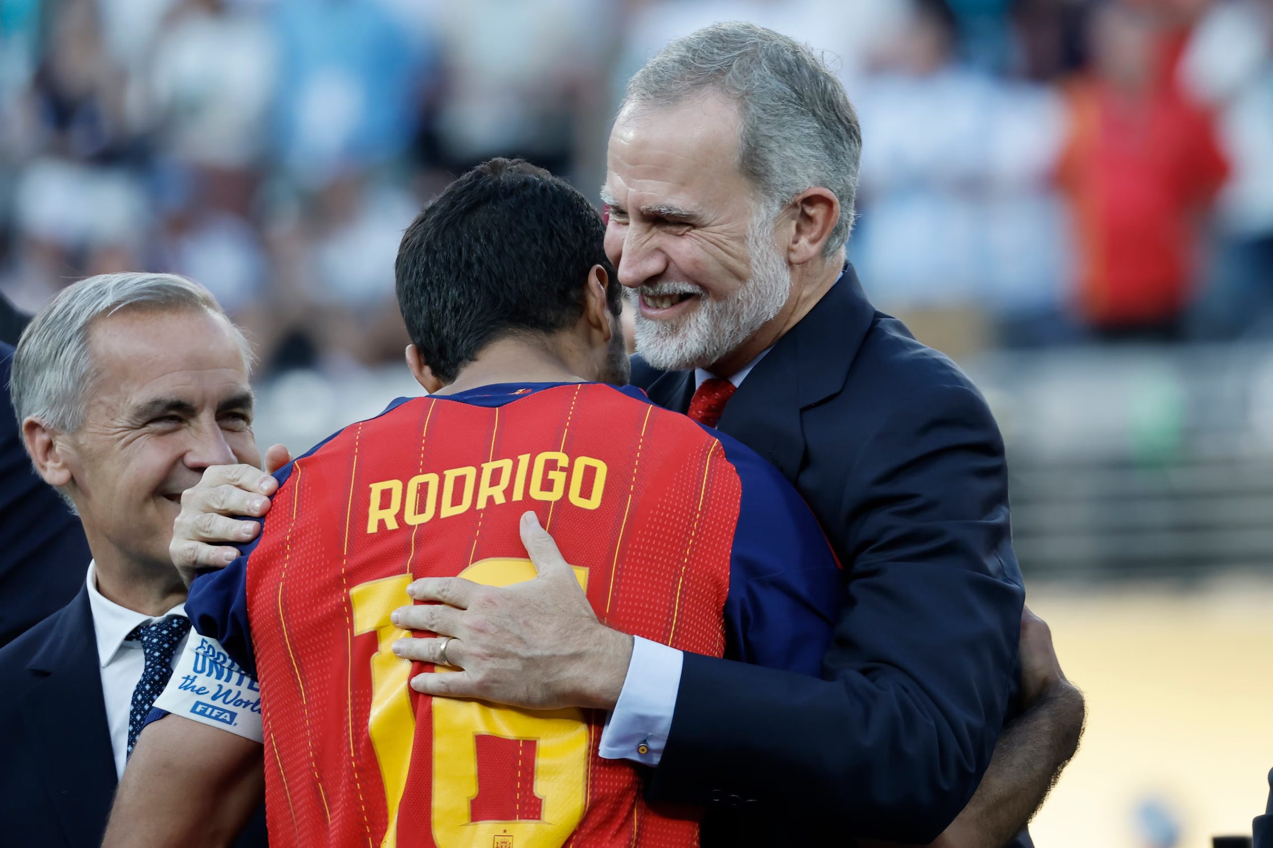 El rey Felipe VI de España felicita a Rodri Hernández de España