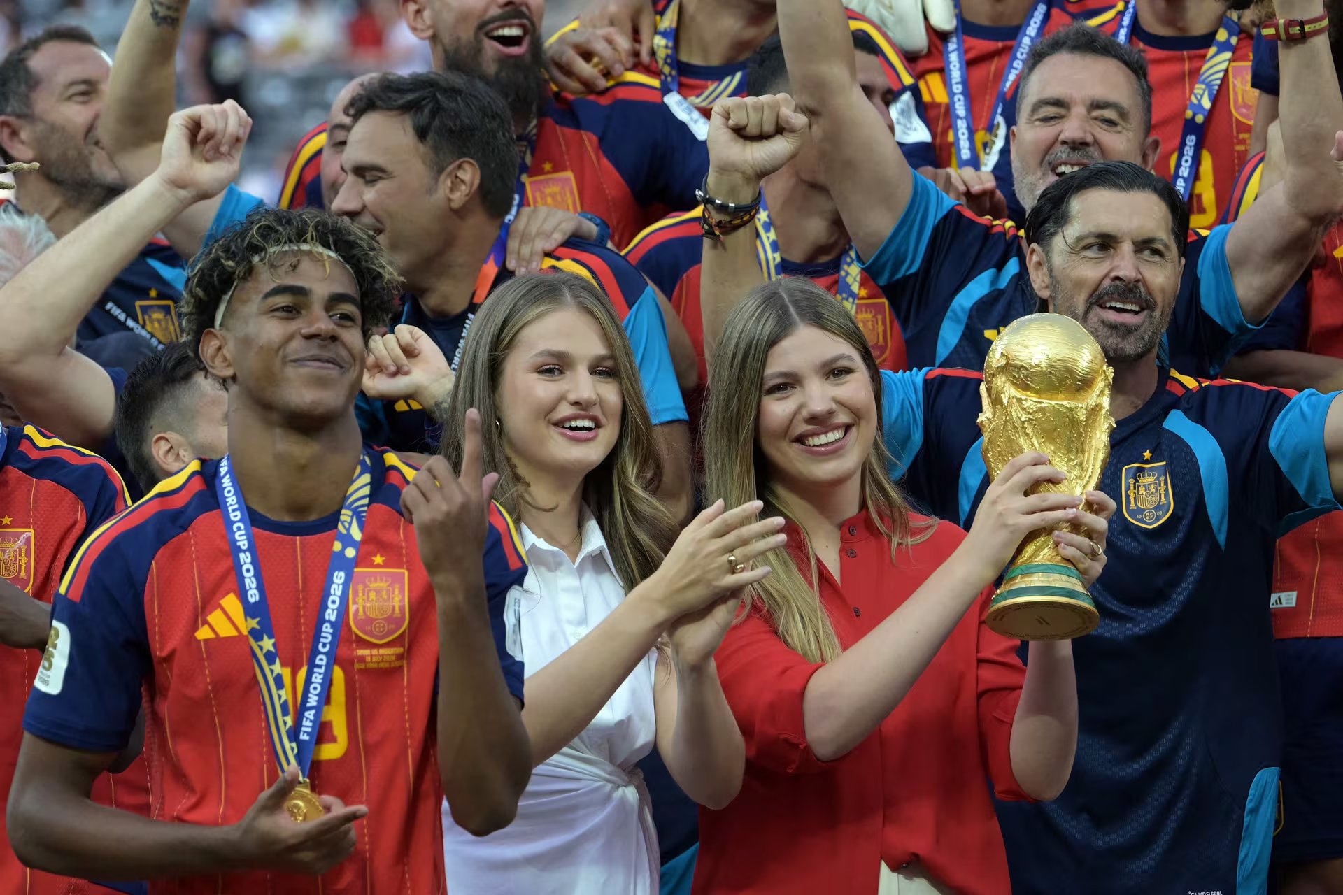 La princesa Sofía de España (derecha) levanta el trofeo rodeada por el delantero español número 19, Lamine Yamal (izquierda), y la princesa Leonor, tras la victoria de la selección española en la final del Mundial de Fútbol de 2026