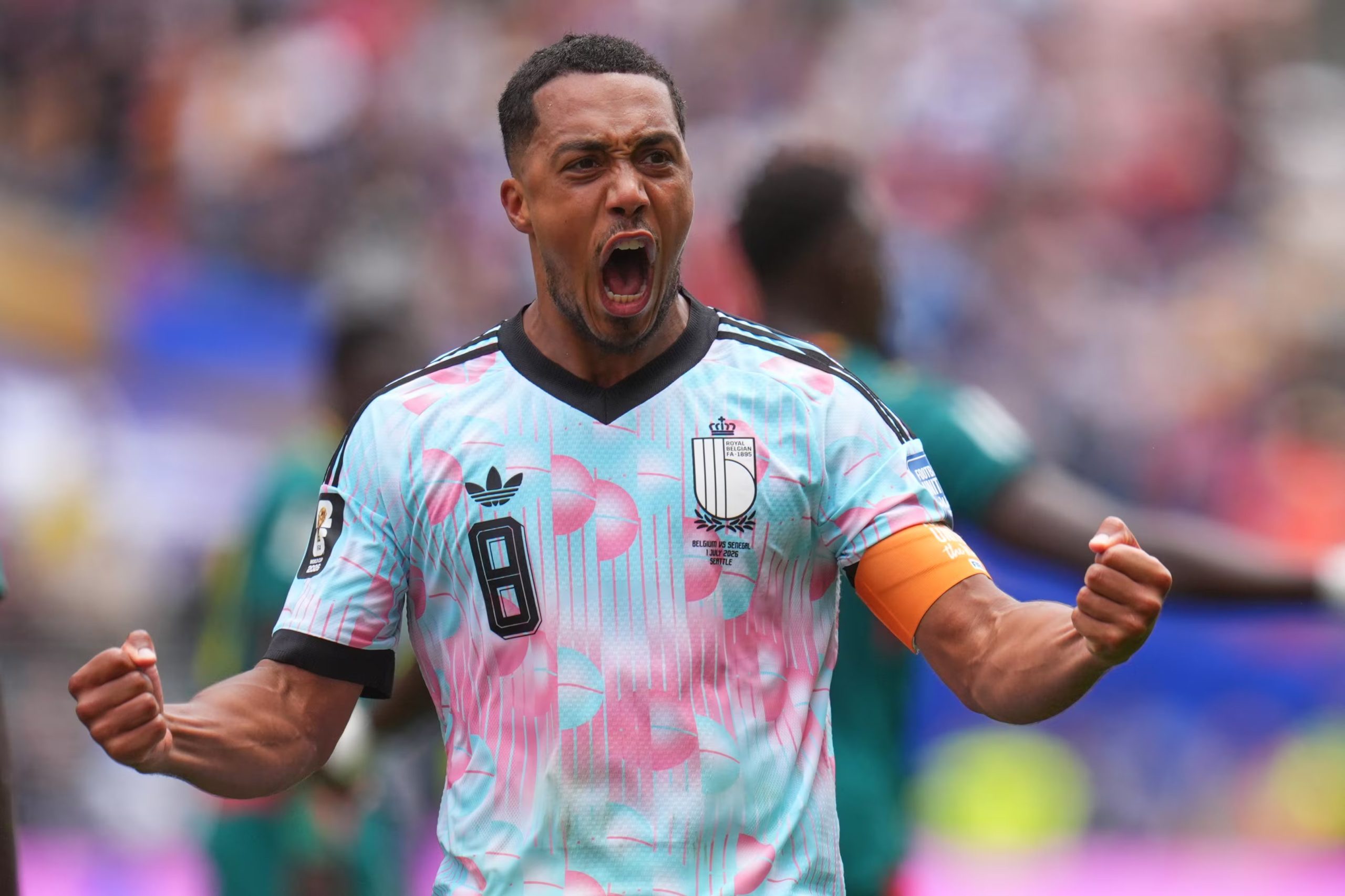 La camiseta suplente de Bélgica combinó celeste pálido con manchas irregulares y detalles negros en hombros, cuello y mangas (AP Foto/Manu Fernandez)