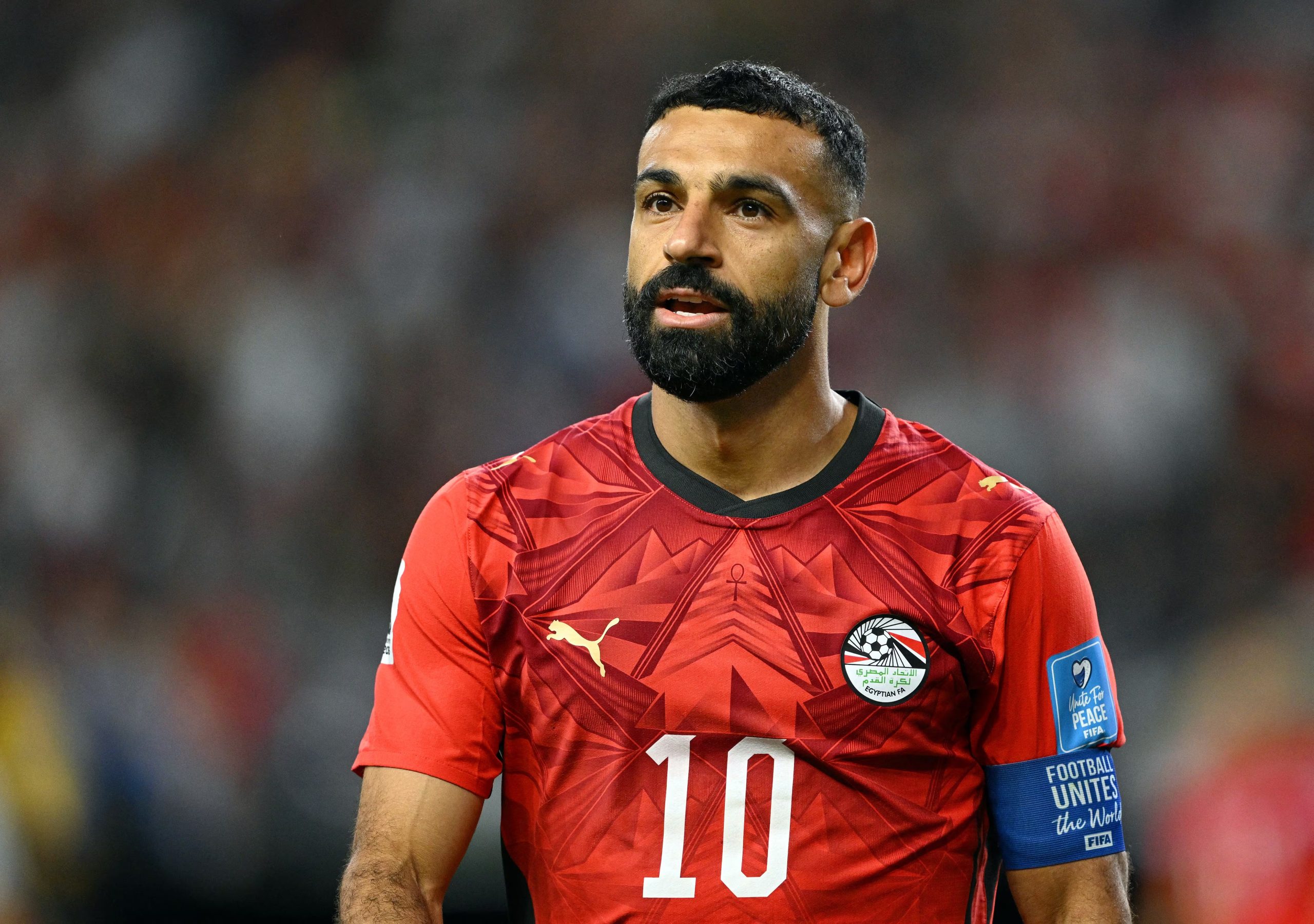Egipto ofrece una camiseta roja con geometrías tonales y detalles dorados en la marca (Reuters/Troy Wayrynen)