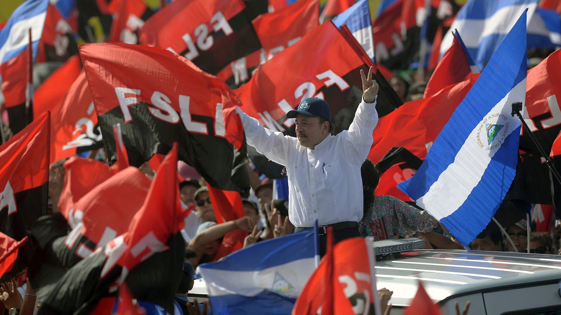 FOTO DE ARCHIVO: El presidente Daniel Ortega (C) llega para participar en la conmemoración del 39.º aniversario de la Revolución Sandinista en la plaza 