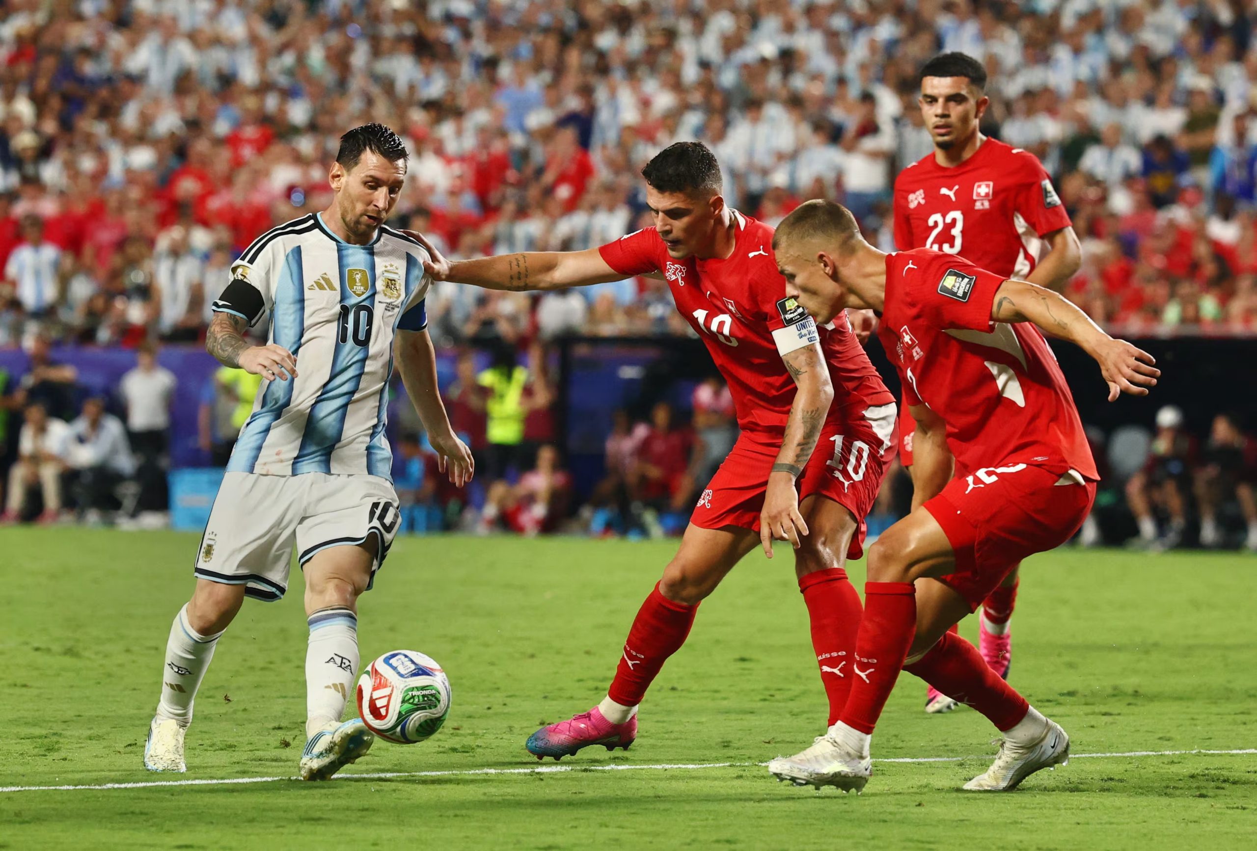 Negarle los espacios a Messi y tratar de tapar los