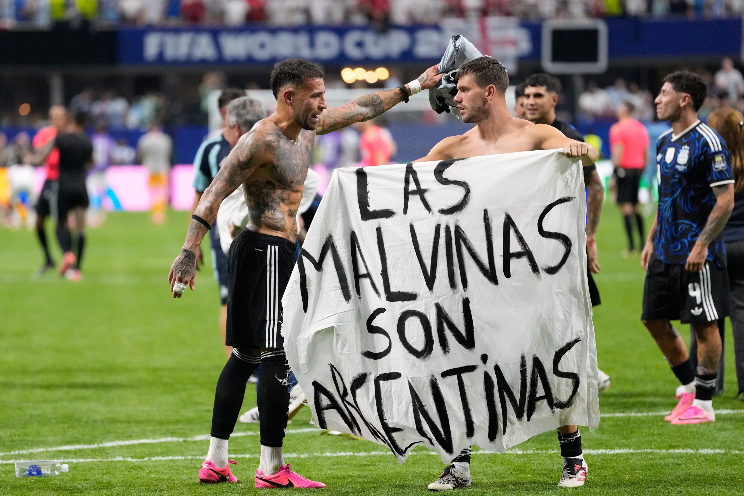 Tras la clasificación, los jugadores de la Albiceleste desplegaron una bandera con la leyenda