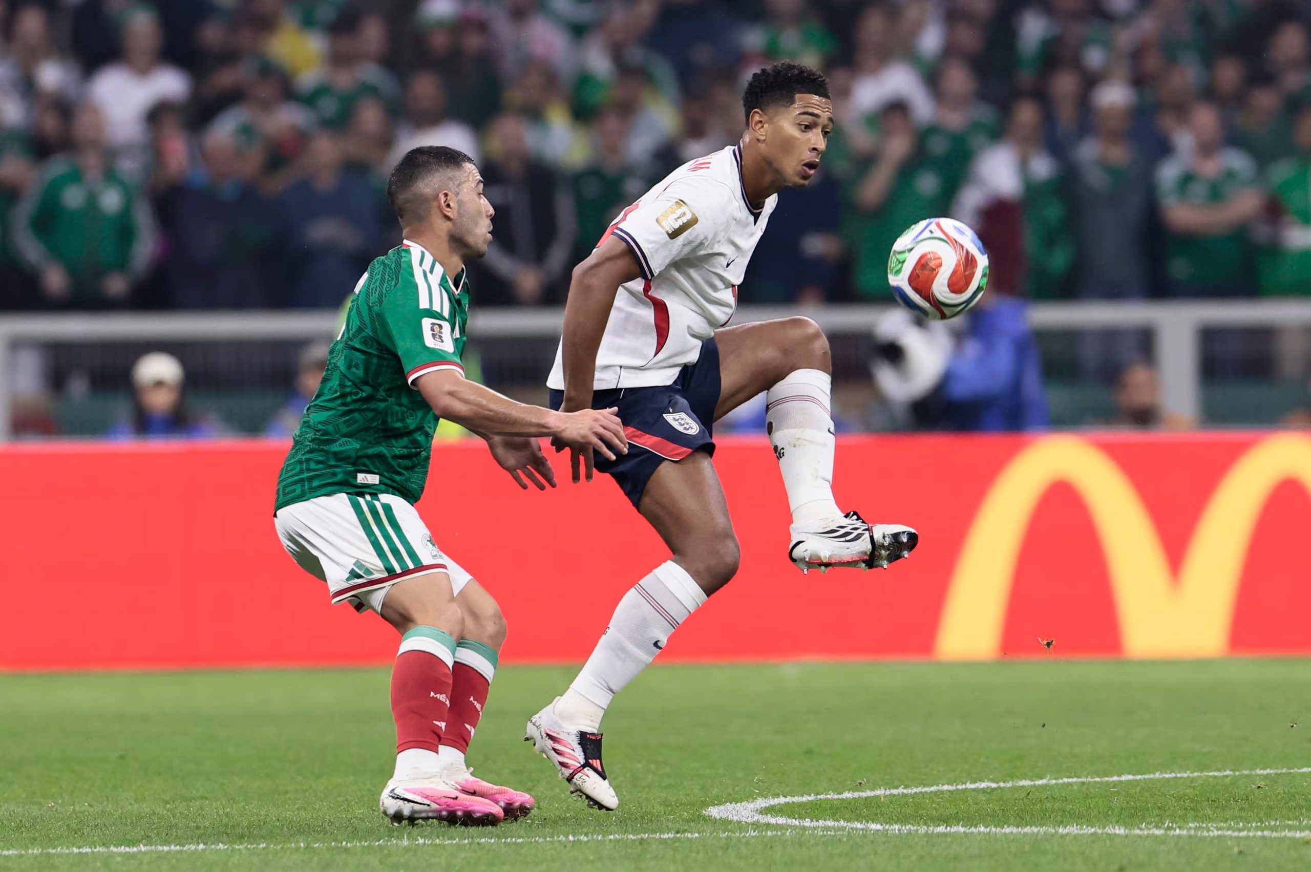 El mexicano Erik Lira (i) en una jugada con el inglés Jude Bellingham durante el partido que ganaron los ingleses por 2-3 en el Estadio Azteca. EFE/ José Méndez
