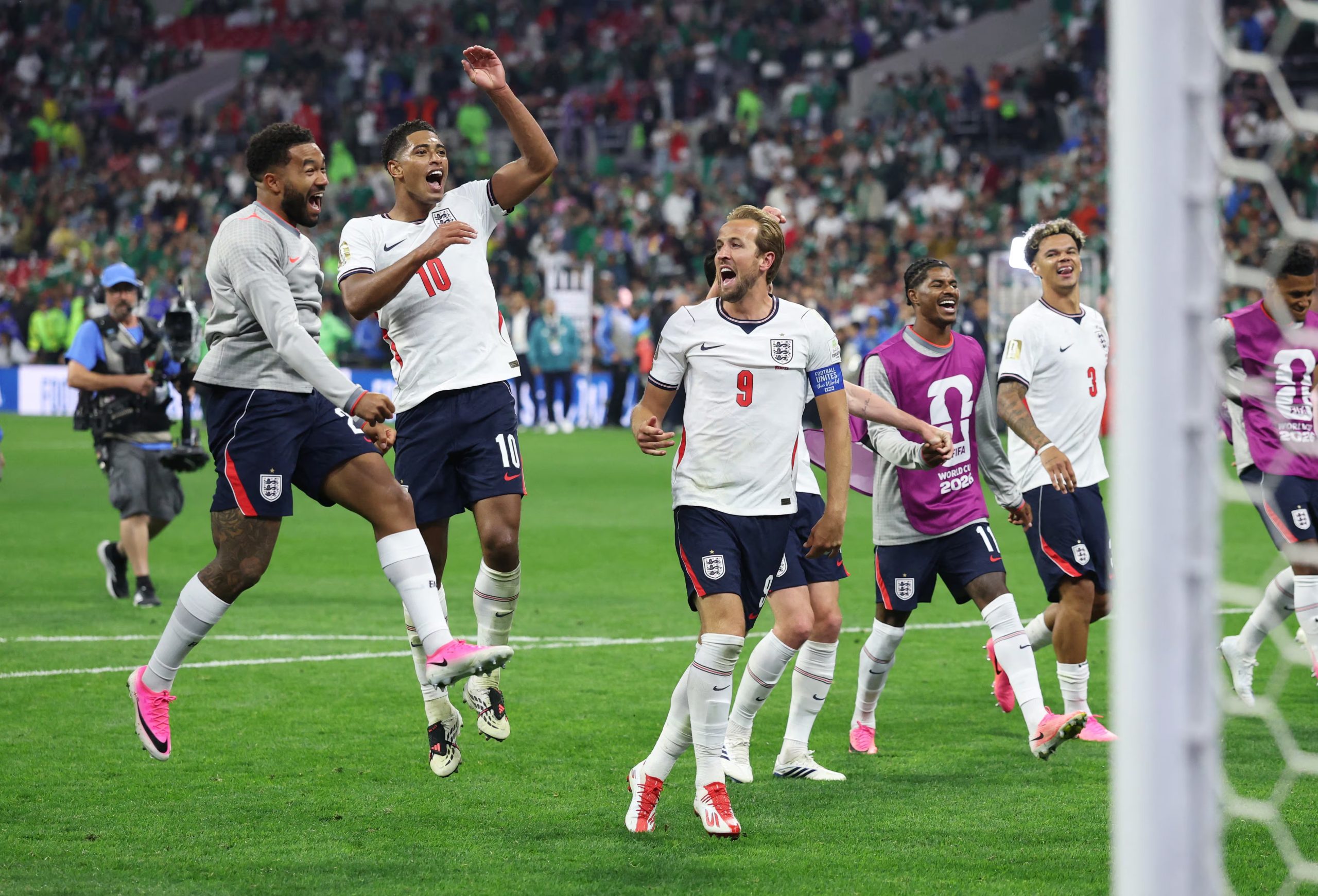 Soccer Football - FIFA World Cup 2026 - Round of 16 - Mexico v England - Estadio Azteca, Mexico City, Mexico - July 5, 2026 England's Jude Bellingham, Harry Kane and Reece James celebrate after the match REUTERS/Paul Childs