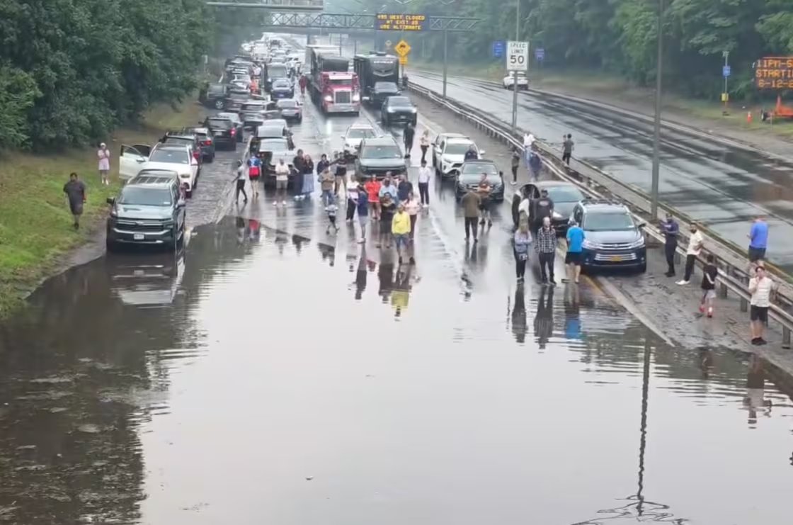 El agua desbordó calles y avenidas, obligando a peatones y vehículos a buscar rutas alternativas ante el avance de la crecida (FNTV)