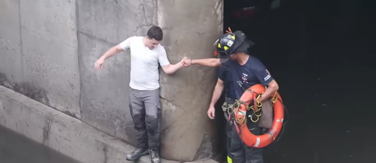 Bomberos y equipos de emergencia auxiliaron a conductores sorprendidos por la subida repentina del agua en zonas residenciales de Woodside (Eyewitness News ABC7NY)