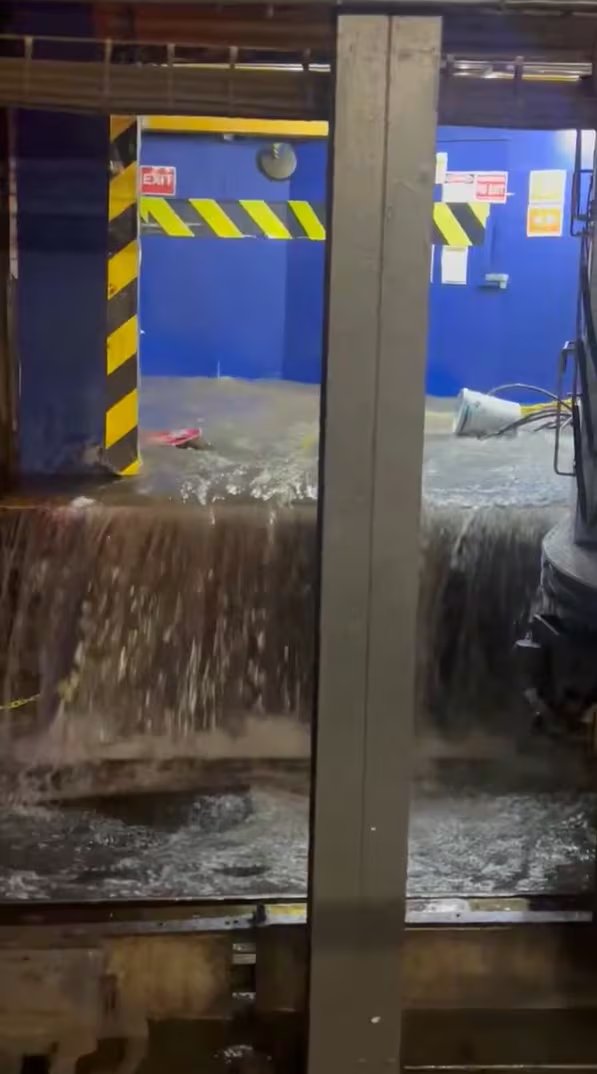 El ingreso de agua en las vías afectó el servicio de varias líneas y complicó los traslados de miles de pasajeros en hora pico (@moonseraph)