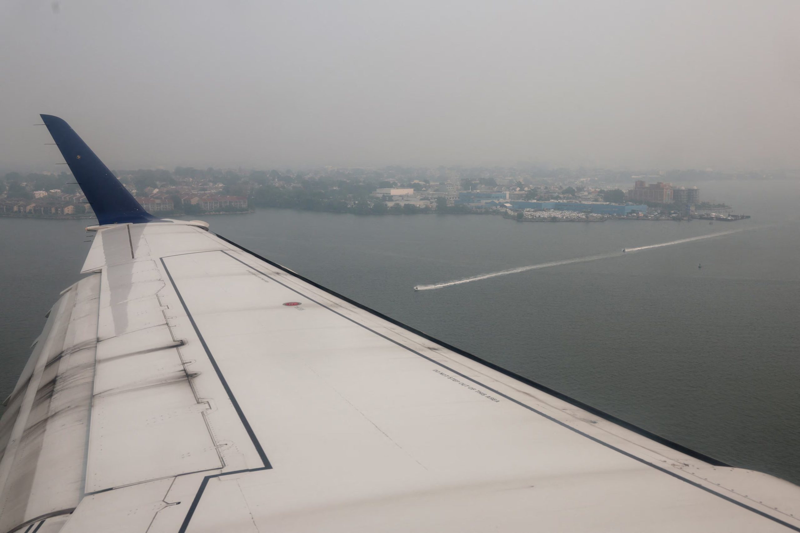 La actividad aérea se detuvo durante horas en LaGuardia, dejando a cientos de viajeros varados en las terminales (REUTERS/Shannon Stapleton)
