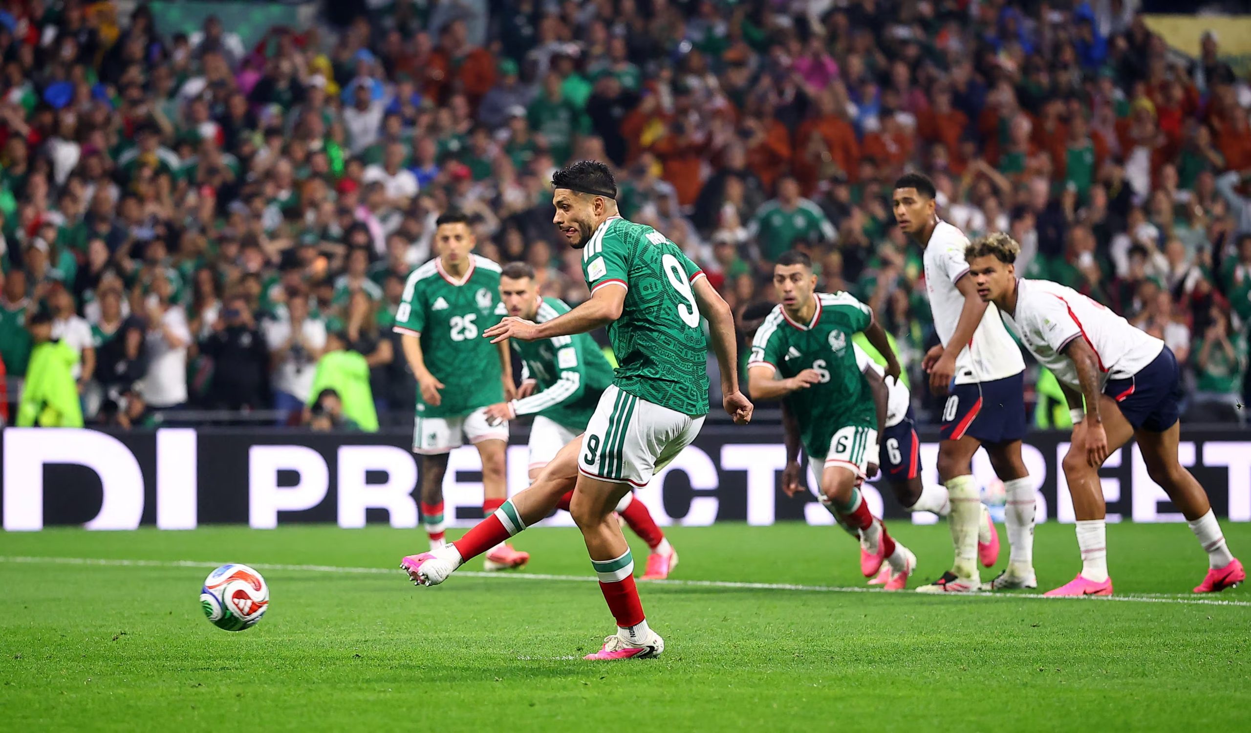 Soccer Football - FIFA World Cup 2026 - Round of 16 - Mexico v England - Estadio Azteca, Mexico City, Mexico - July 5, 2026 Mexico's Raul Jimenez scores their second goal from the penalty spot REUTERS/Eloisa Sanchez