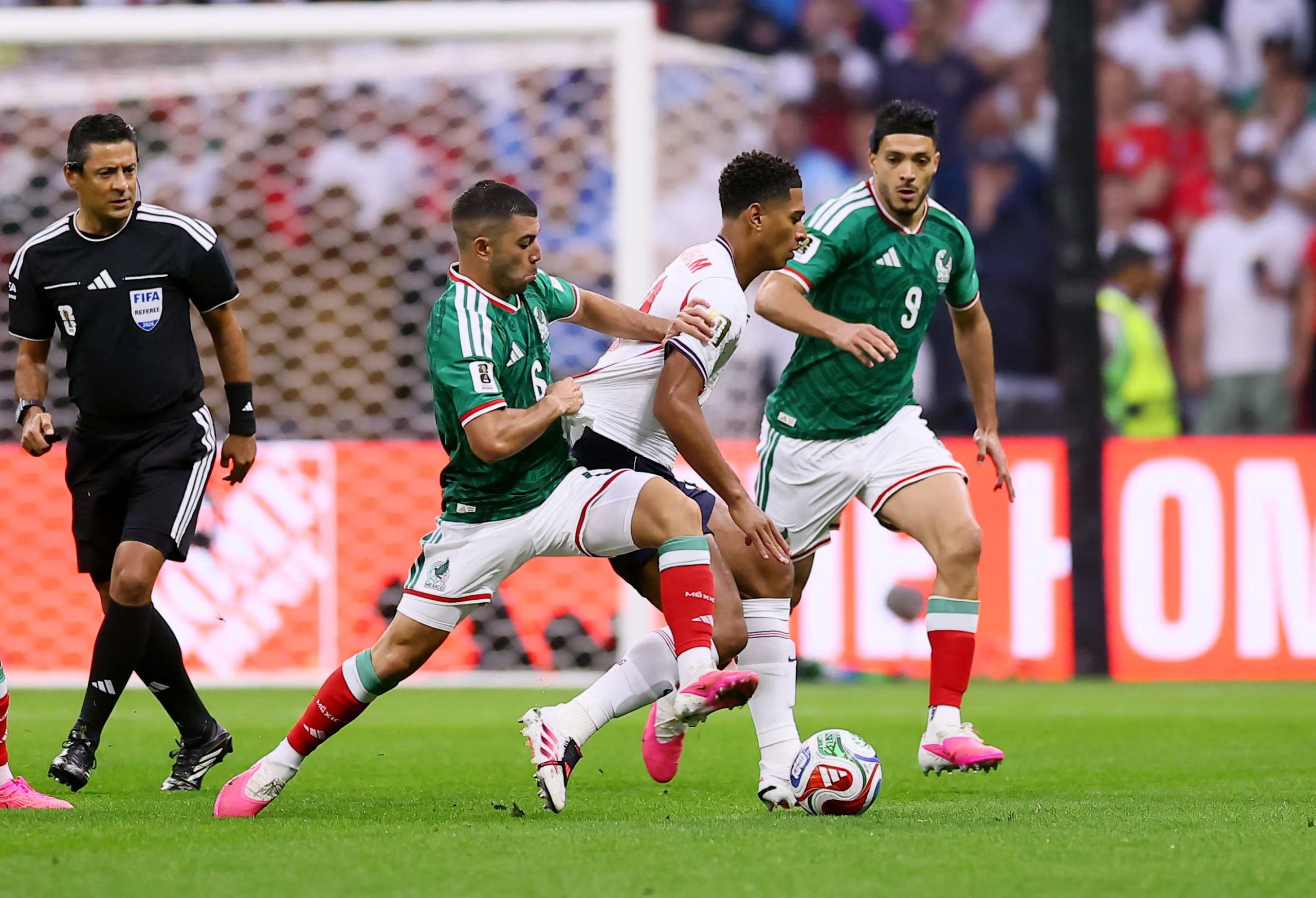 Soccer Football - FIFA World Cup 2026 - Round of 16 - Mexico v England - Estadio Azteca, Mexico City, Mexico - July 5, 2026 England's Jude Bellingham in action with Mexico's Erik Lira REUTERS/Eloisa Sanchez