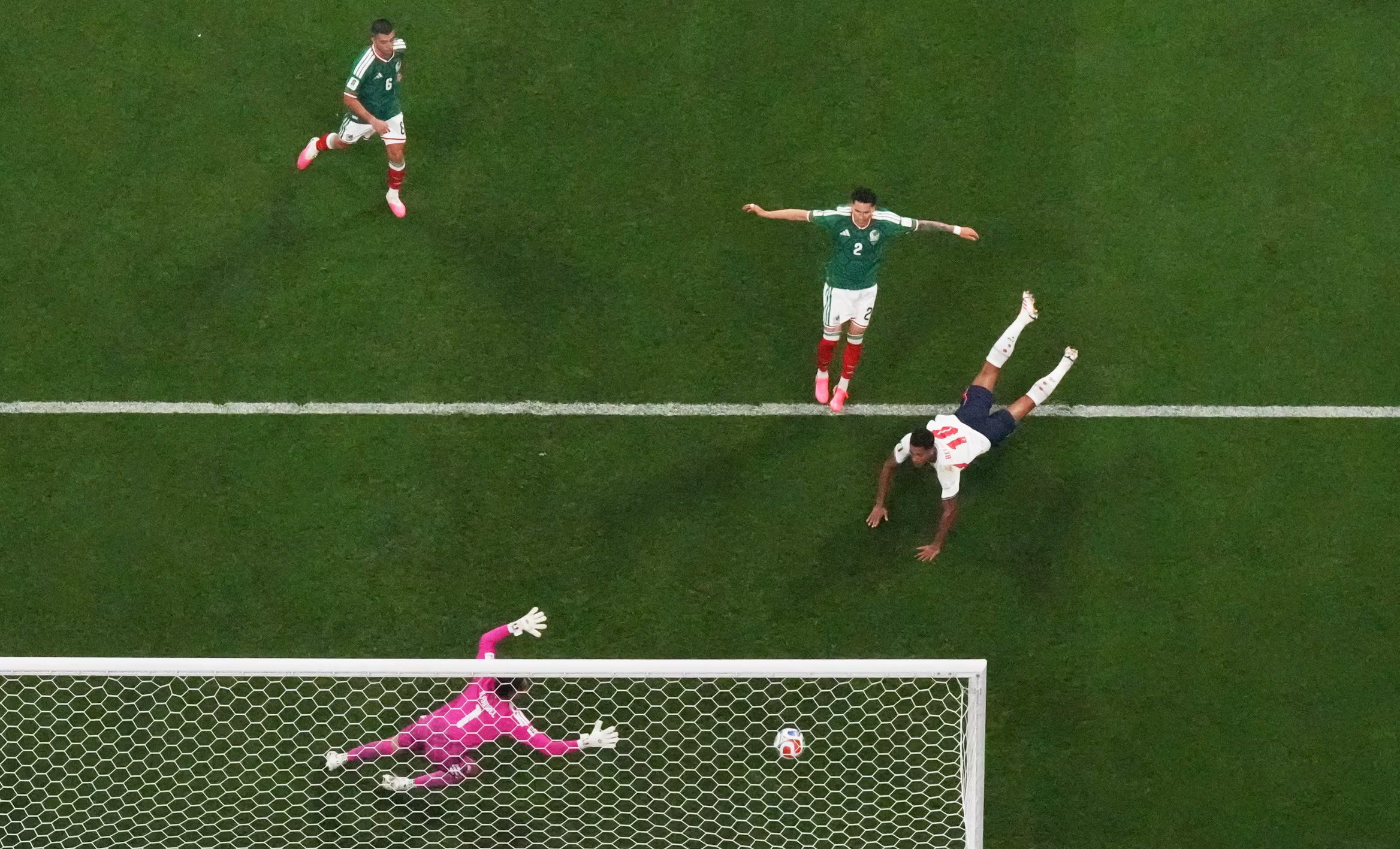 Soccer Football - FIFA World Cup 2026 - Round of 16 - Mexico v England - Estadio Azteca, Mexico City, Mexico - July 5, 2026 England's Jude Bellingham scores their first goal REUTERS/Eloisa Sanchez