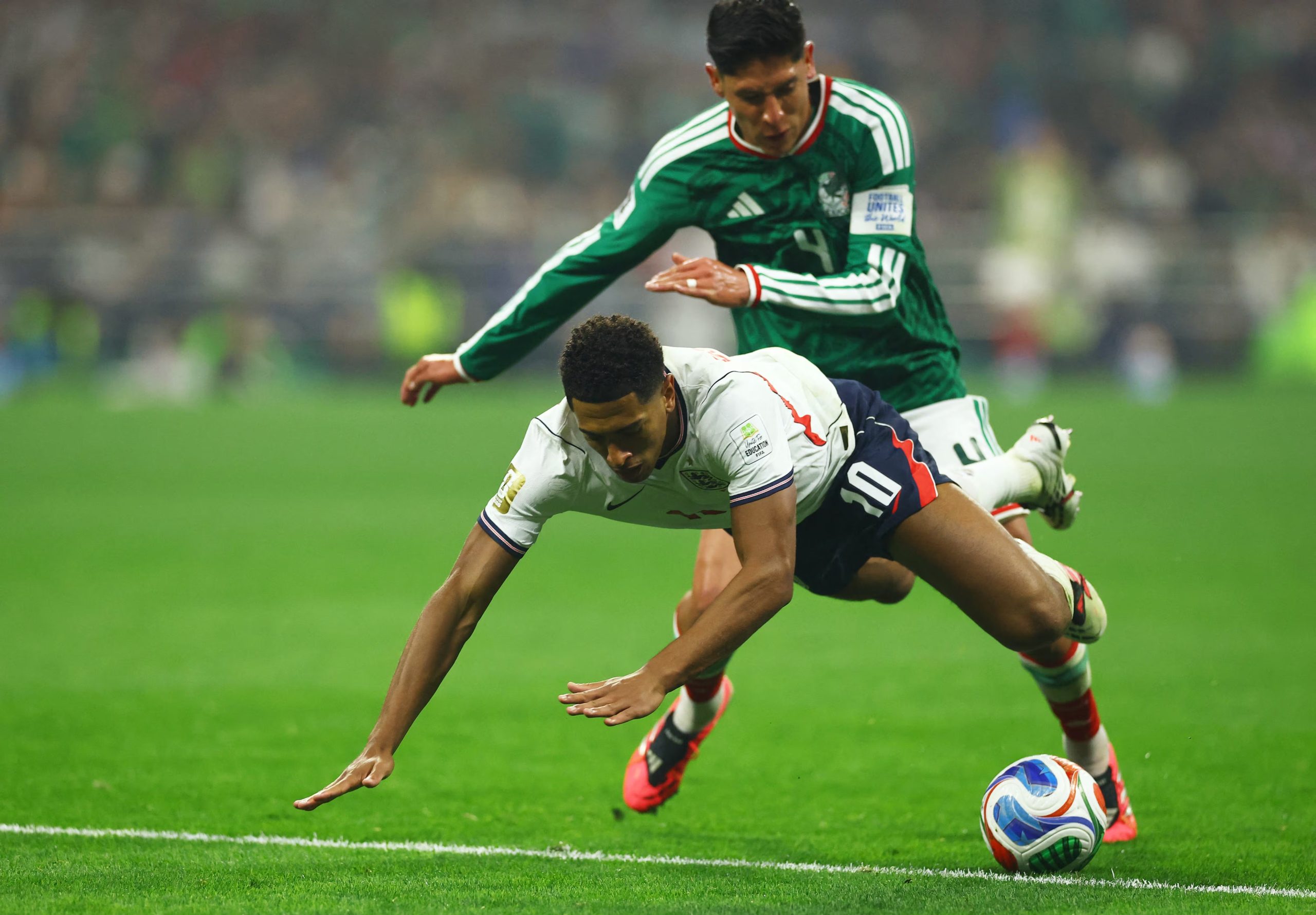 Soccer Football - FIFA World Cup 2026 - Round of 16 - Mexico v England - Estadio Azteca, Mexico City, Mexico - July 5, 2026 England's Jude Bellingham in action with Mexico's Edson Alvarez REUTERS/Daniel Becerril