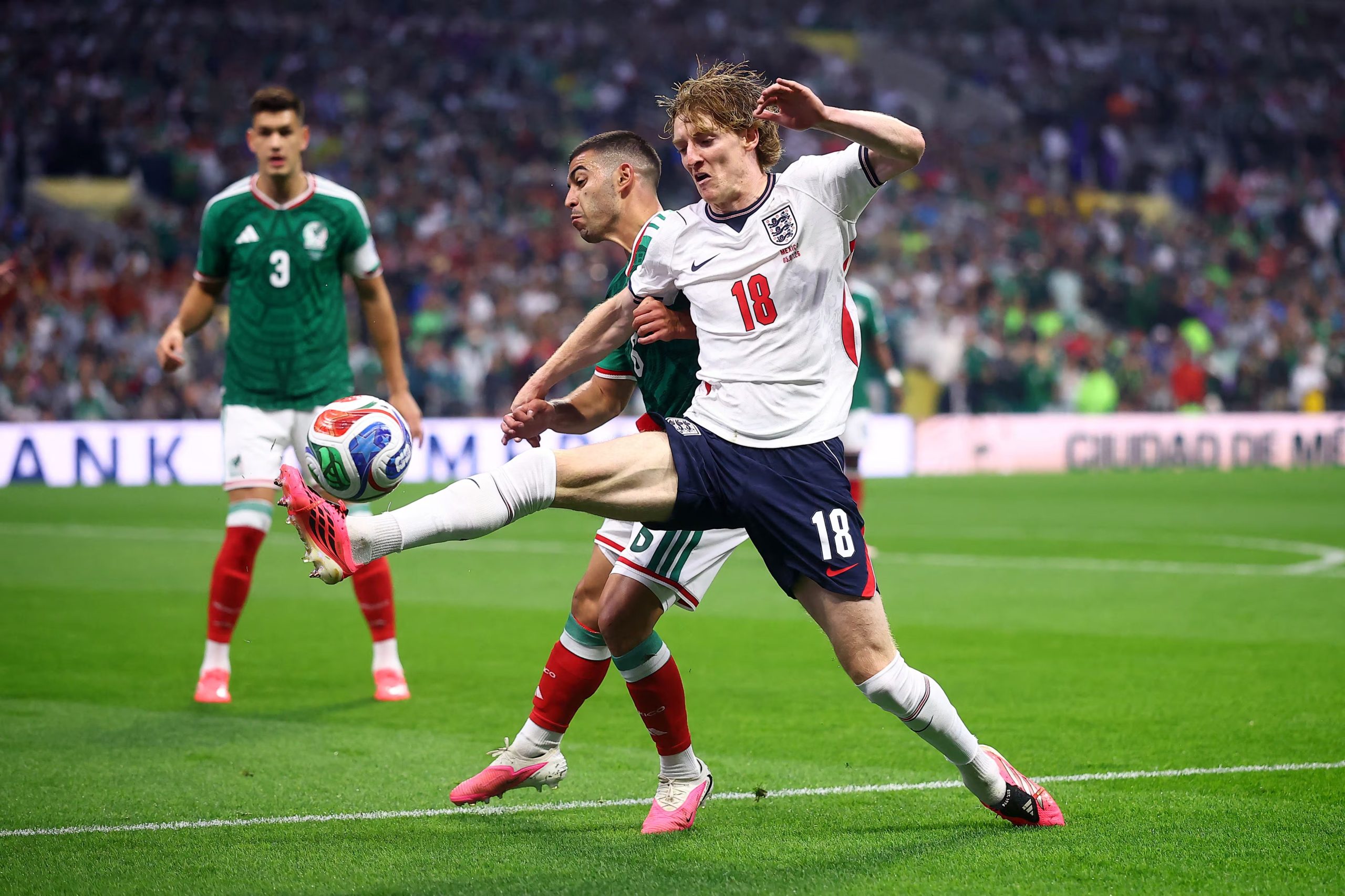 Soccer Football - FIFA World Cup 2026 - Round of 16 - Mexico v England - Estadio Azteca, Mexico City, Mexico - July 5, 2026 England's Anthony Gordon in action with Mexico's Erik Lira REUTERS/Eloisa Sanchez