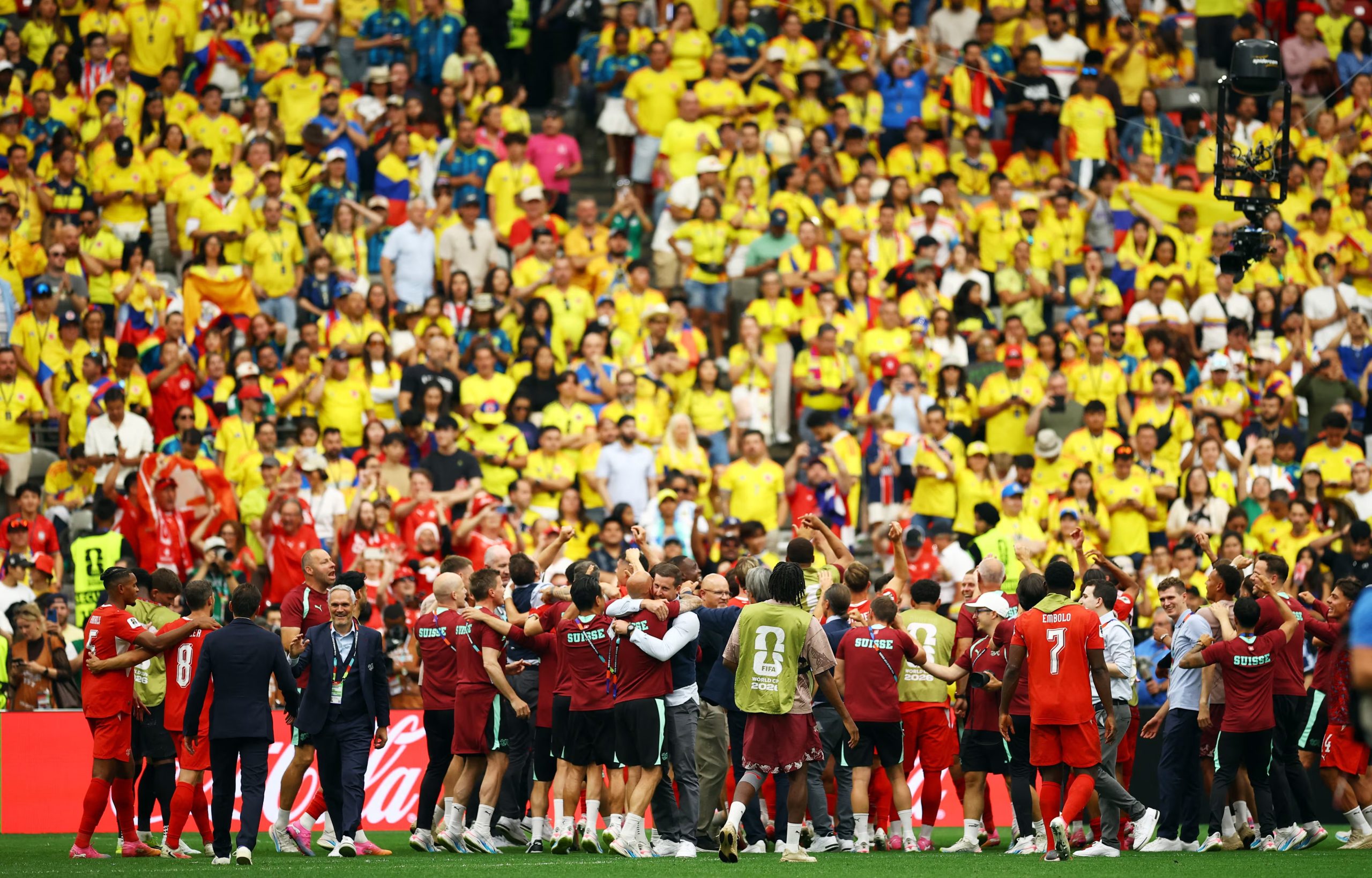 El equipo de Suiza celebra la clasificación a cuartos de final del Mundial 2026 ante los aficionados de Colombia - crédito Albert Gea/REUTERS