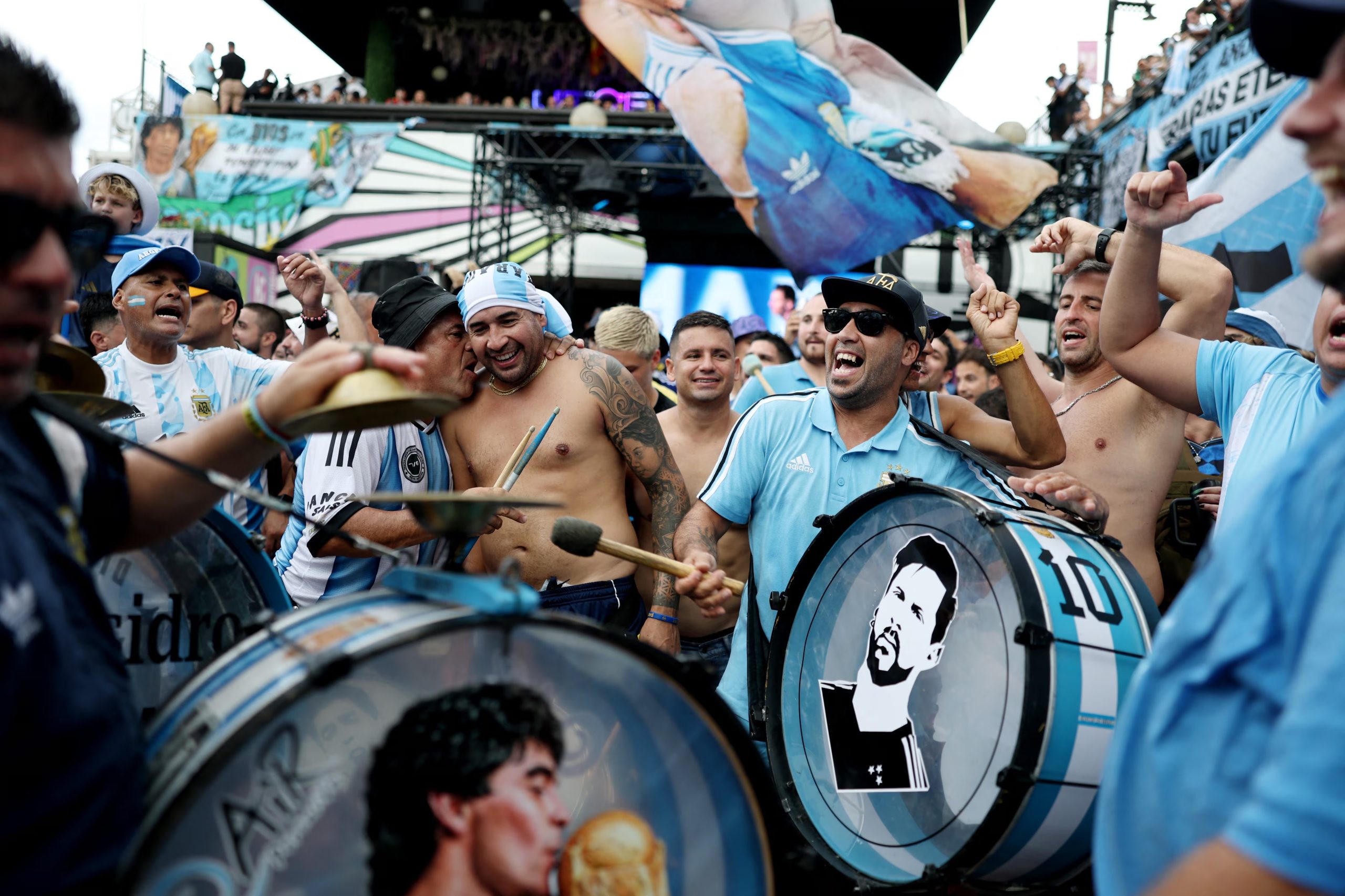 Los hinchas argentinos en el banderado en Atlanta (REUTERS/Amanda Perobelli)