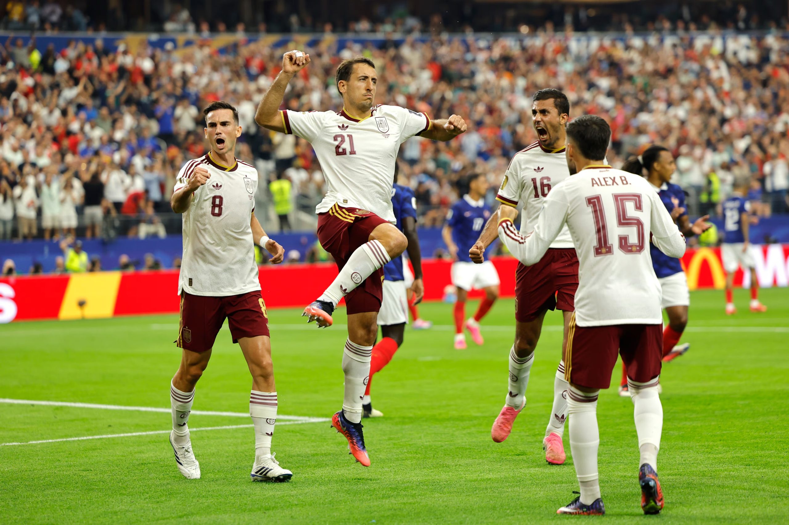 Los jugadores de España celebran un gol de Mikel Oyarzabal en la semifinal ante Francia del Mundial 2026 (EFE/Lavandeira Jr)
