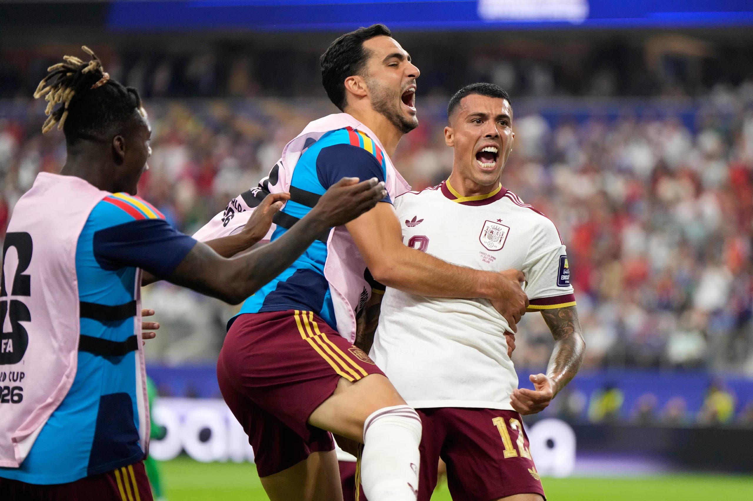 Pedro Porro celebra su segundo gol, contra Francia, en el Mundial 2026. (AP Foto/Ashley Landis)