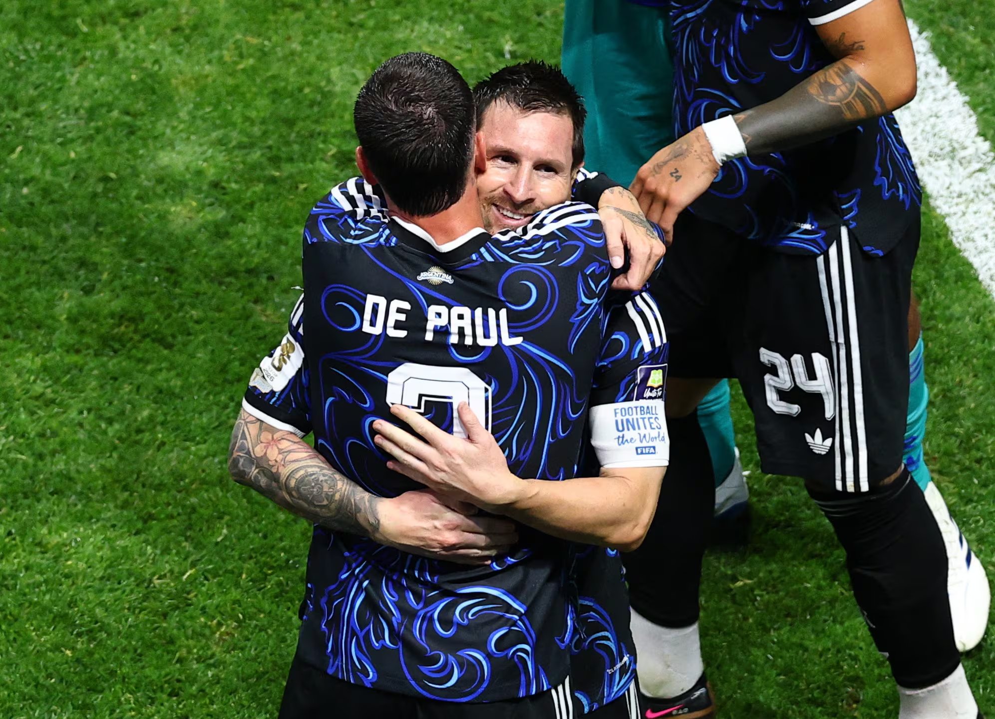 Abrazo de Messi y De Paul: juntos hicieron la puesta a punto para el Mundial (REUTERS/Carlos Barria)