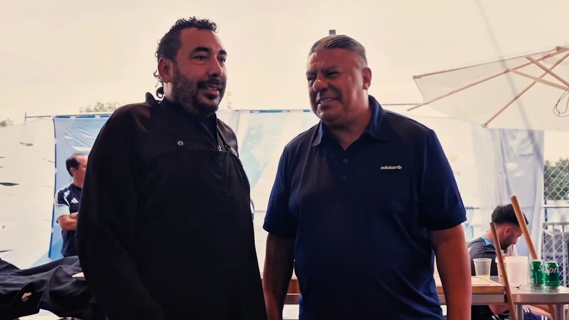 El cocinero Diego Iacovone junto a Chiqui Tapia