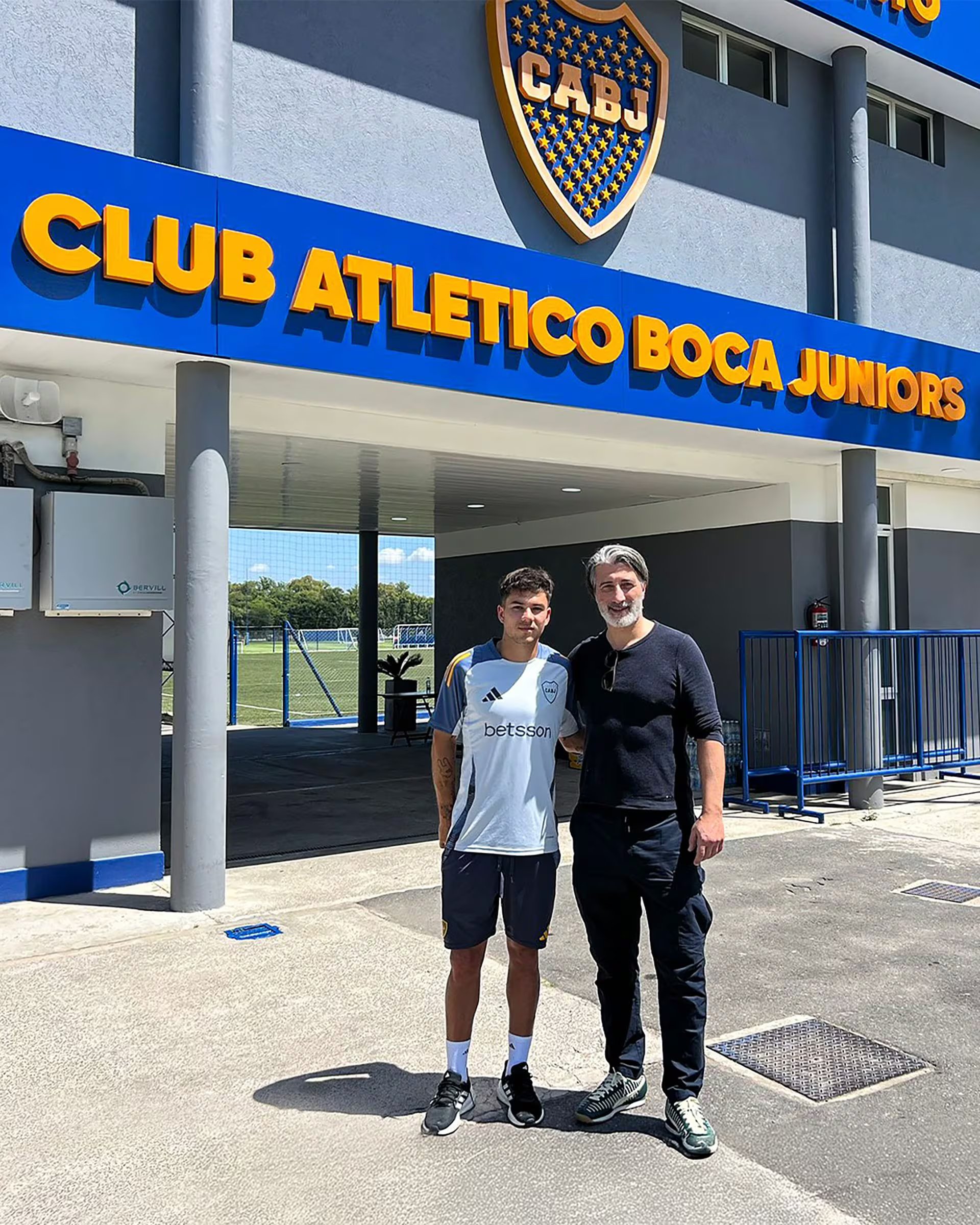 Lucas Blondel junto al entrenador de la selección suiza (@swissnatimen)