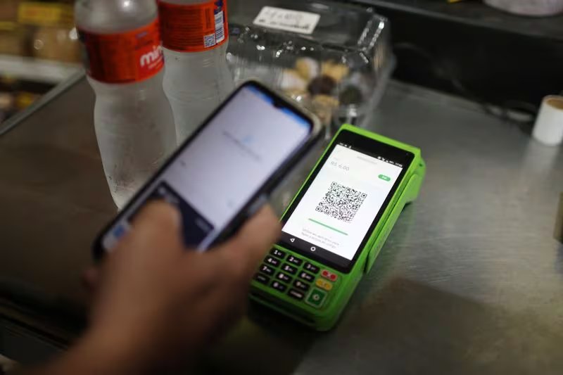 Una persona paga utilizando su teléfono móvil con la modalidad de pago electrónico instantáneo conocida como PIX (REUTERS/Pilar Olivares/Archivo)