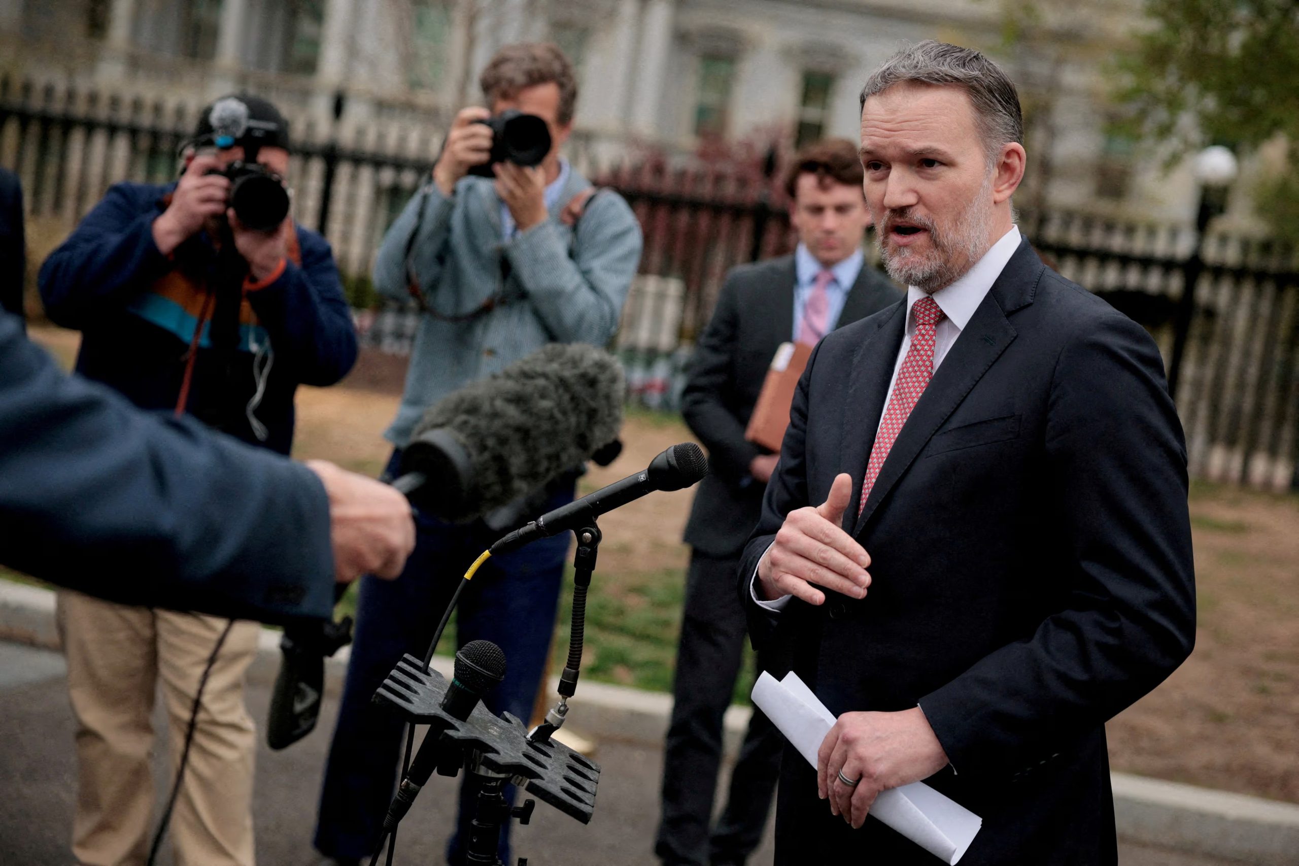 El representante comercial de EE. UU., Jamieson Greer, habla con los periodistas en la Casa Blanca (REUTERS/Evan Vucci/Foto de archivo)