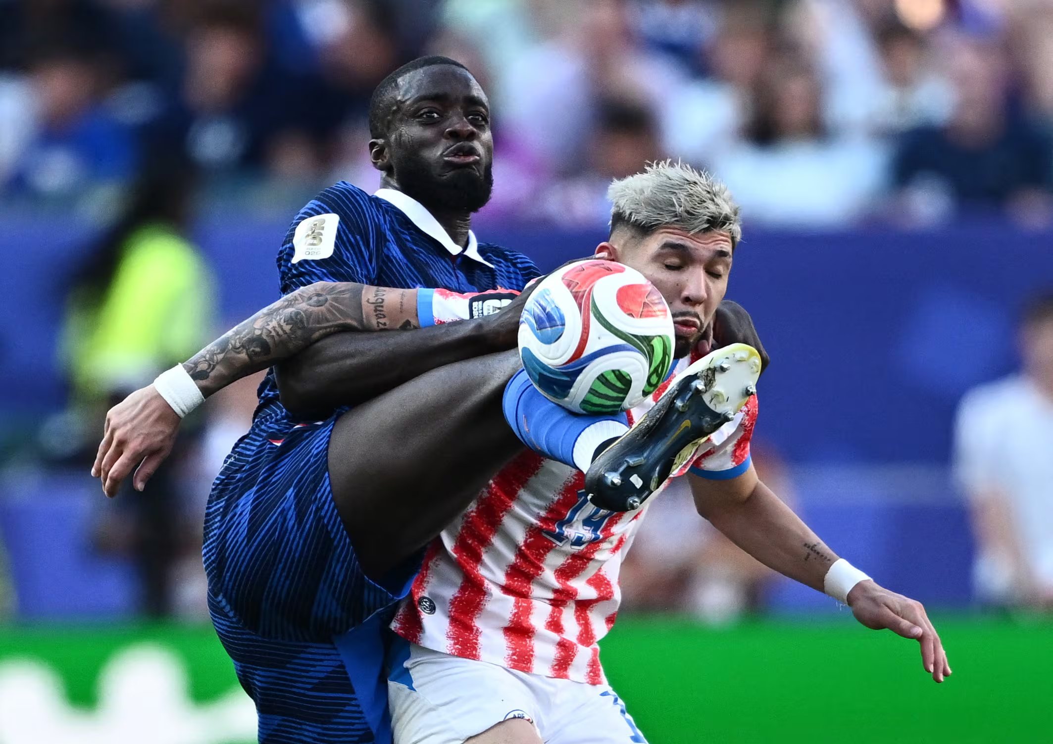 Dayot Upamecano en una disputa de balón. (REUTERS/Dylan Martinez)