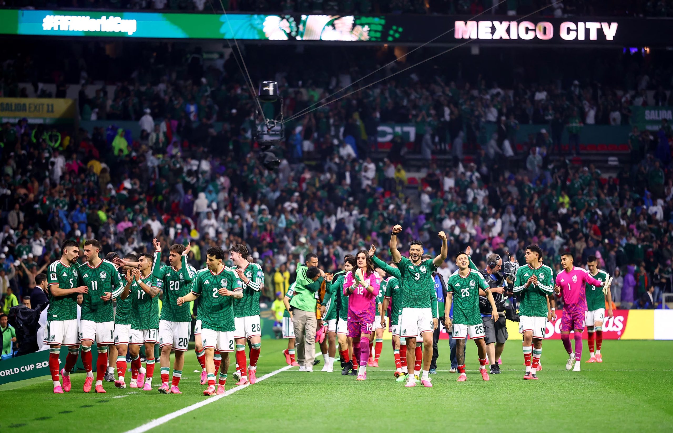 Fútbol - Copa del Mundo de la FIFA 2026 - Fase de 32 - México contra Ecuador - Estadio Azteca, Ciudad de México, México - 30 de junio de 2026 Raúl Jiménez, de México, celebra con sus compañeros tras el partido, en el que México se clasificó para los octavos de final del Mundial. REUTERS/Eloisa Sánchez