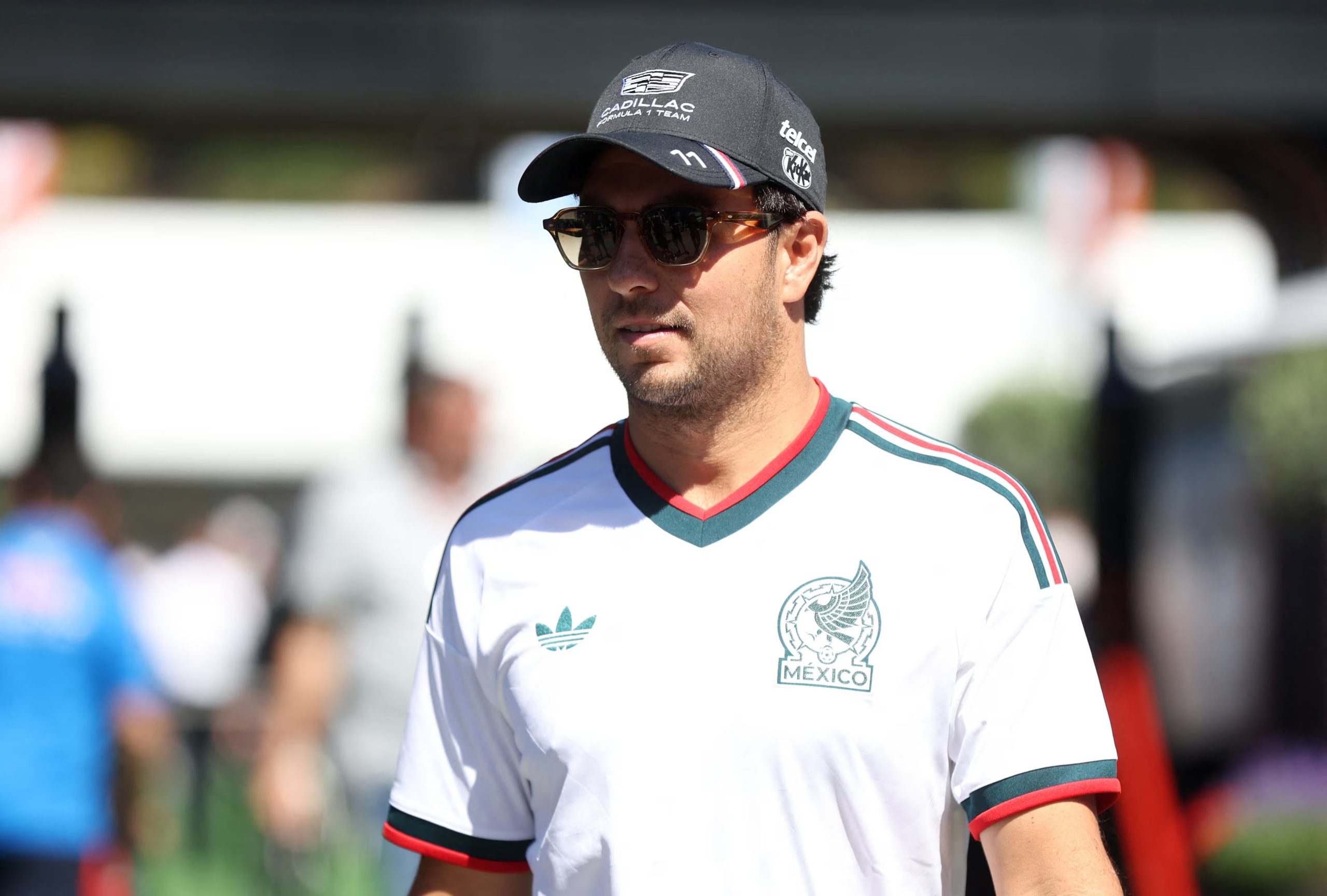 Sergio Pérez porta la playera blanca de la Selección Mexicana. REUTERS/Bruna Casas