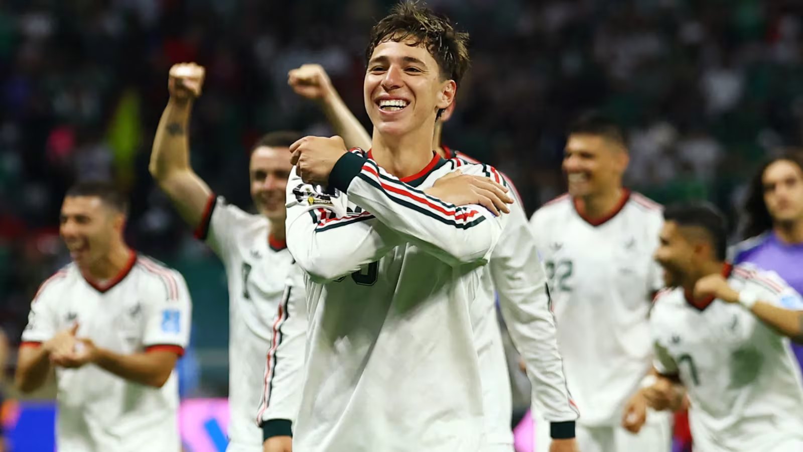 Mateo Chávez celebra la solides de la defensa mexicana que mantiene invita la portería del tricolor (REUTERS/Pedro Nunes)