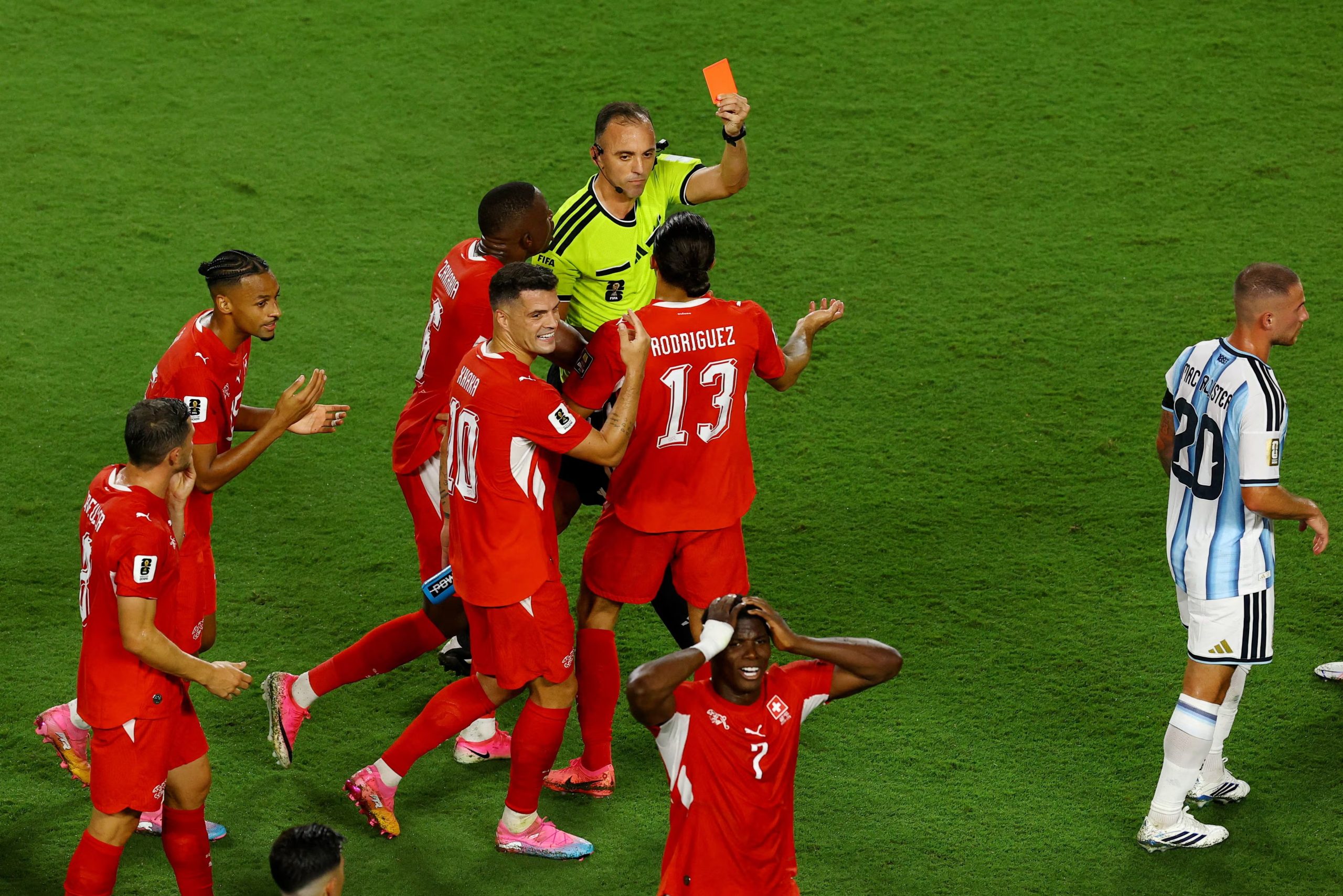 El diario estadounidense registra una jugada con Messi sin revisión del videoarbitraje, un penalti omitido y un tanto invalidado frente a Egipto, además de la roja a Breel Embolo, y ubica el debate en redes. REUTERS/Albert Gea