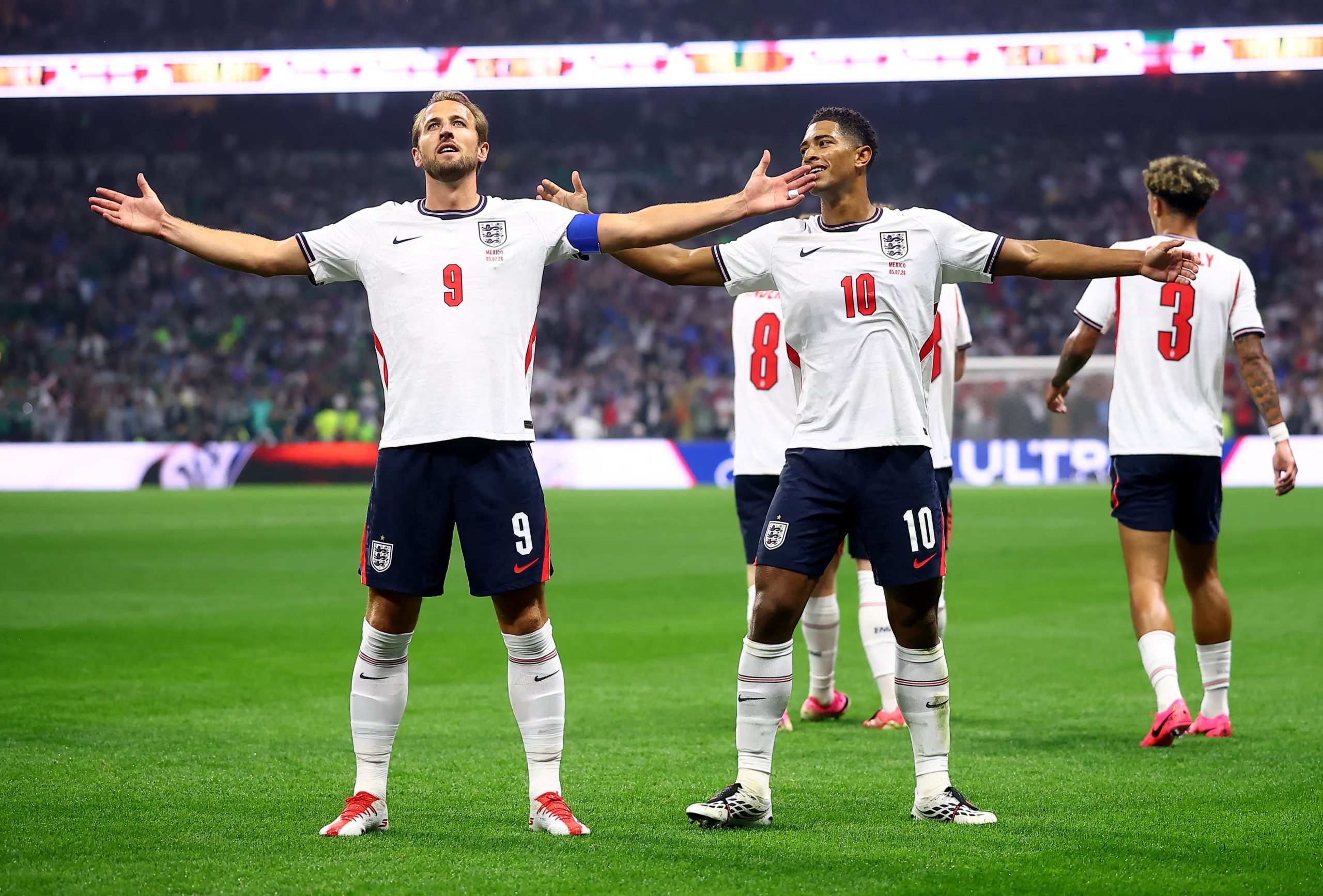 Fútbol - Copa Mundial de la FIFA 2026 - Octavos de final - México vs. Inglaterra - Estadio Azteca, Ciudad de México, México - 5 de julio de 2026. Jude Bellingham de Inglaterra celebra el primer gol de su selección con Harry Kane. REUTERS/Eloisa Sanchez