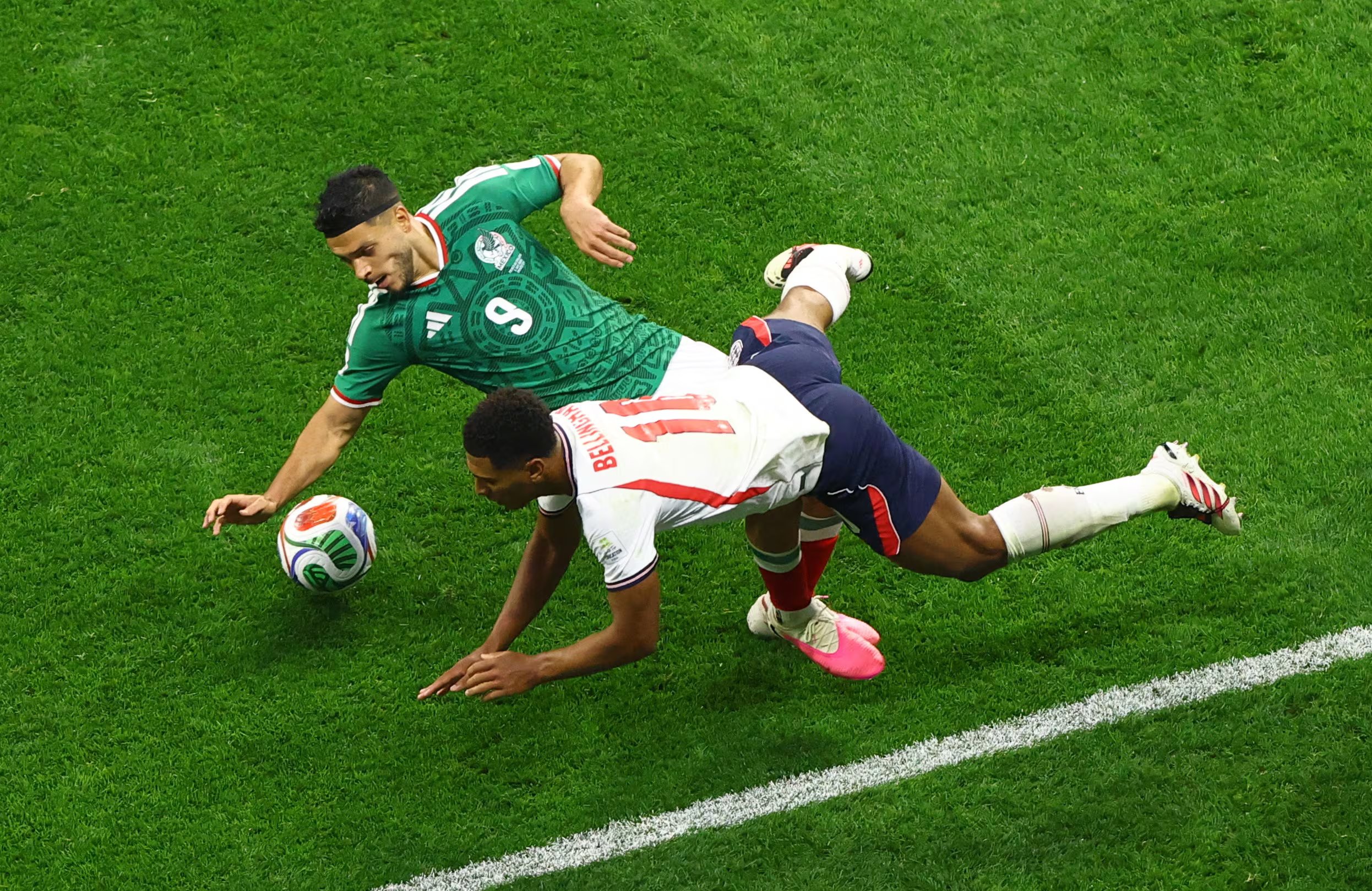 Jude Bellingham y Raúl Jiménez disputando una pelota en el estadio Azteca-crédito Henry Romero/REUTERS