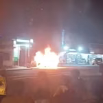 Falla mecánica sería causante de incendio que destruye un vehículo en el norte de Guayaquil