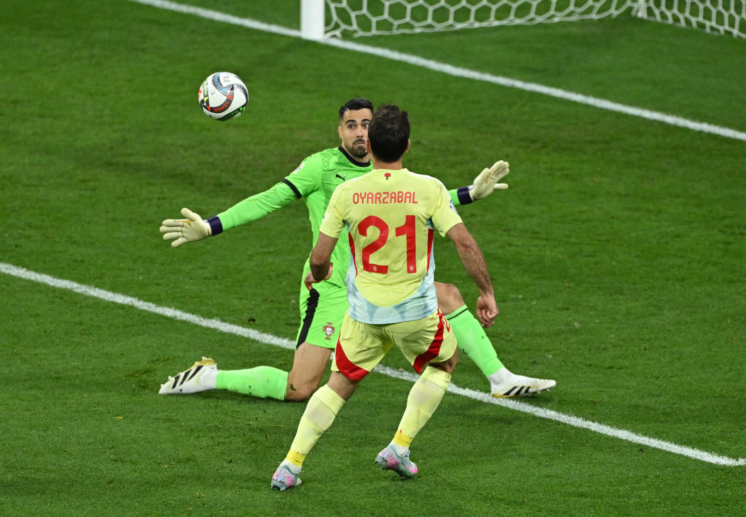 Oyarzabal marcando en la Nations League. (REUTERS/Annegret Hilse)