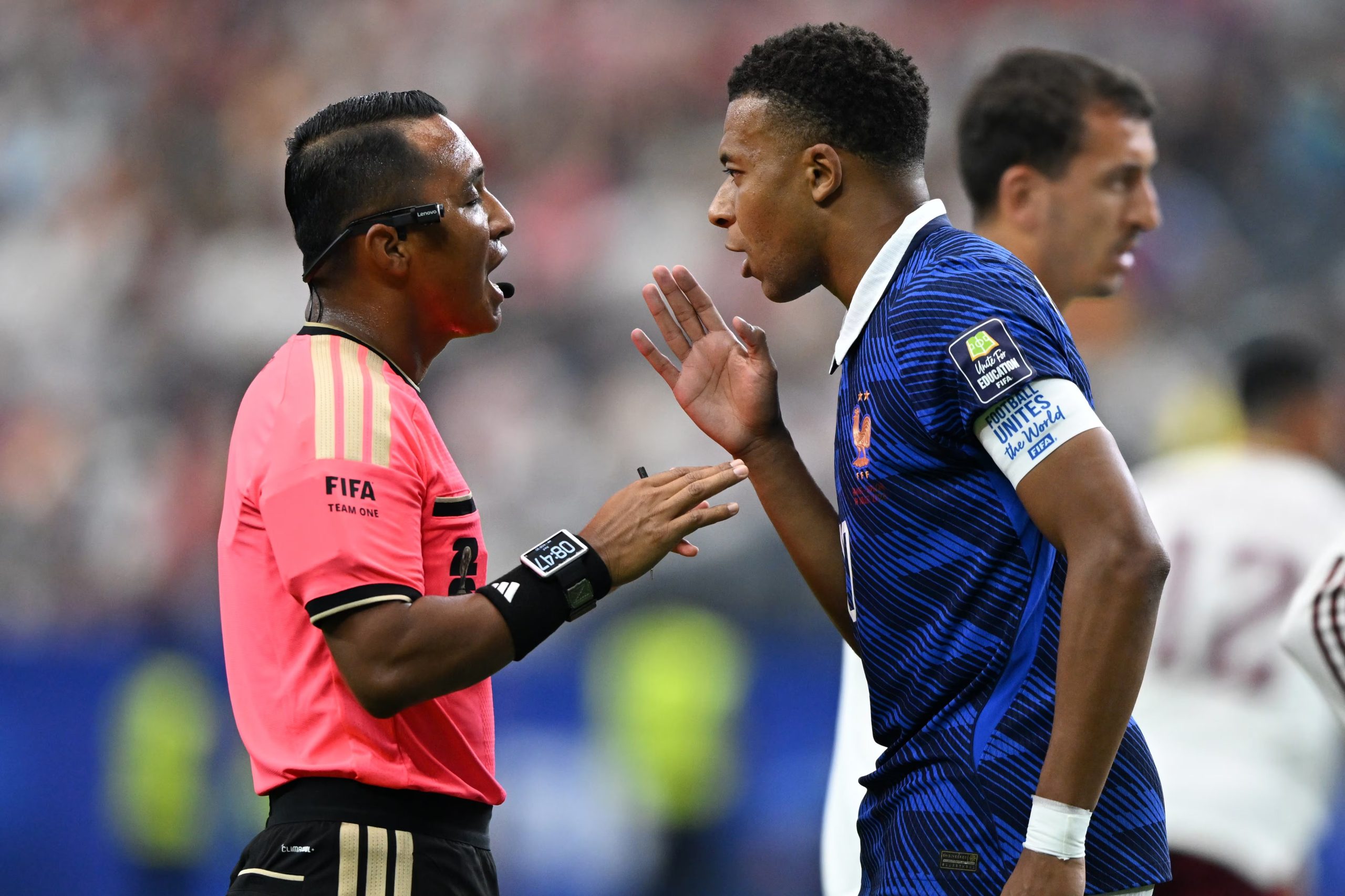 DALLAS (United States), 14/07/2026.- Kylian Mbappe of France (R) talks with Referee Ivan Barton during the FIFA World Cup 2026 semifinals match France against Spain, in Dallas, Texas, USA, 14 July 2026. (Francia, España) EFE/EPA/ALBERT PENA
