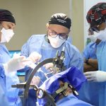 Presidente Daniel Noboa abre una nueva oportunidad de tratamiento para pacientes con Parkinson con la primera cirugía especializada realizada en el Hospital Guayaquil