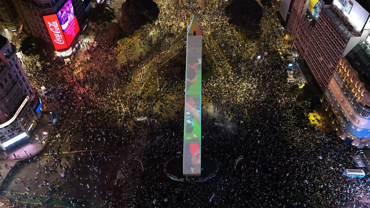 Hay cerca de siete mil personas en el Obelisco en las primeras horas tras el final del partido