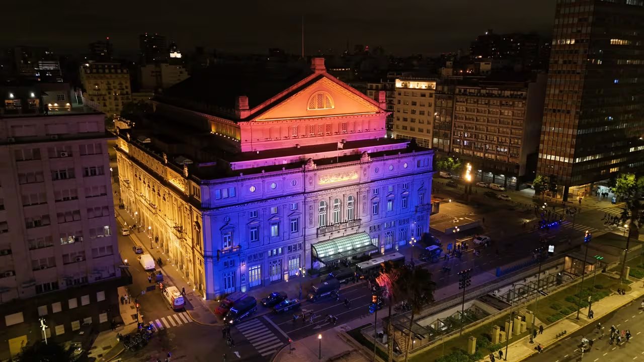 El Teatro Colón también se iluminó de celeste y blanco