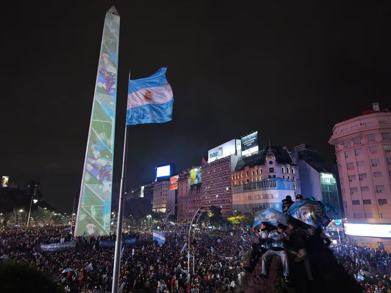 La bandera argentina y los hinchas sobre las plataformas del Metrobus porteño