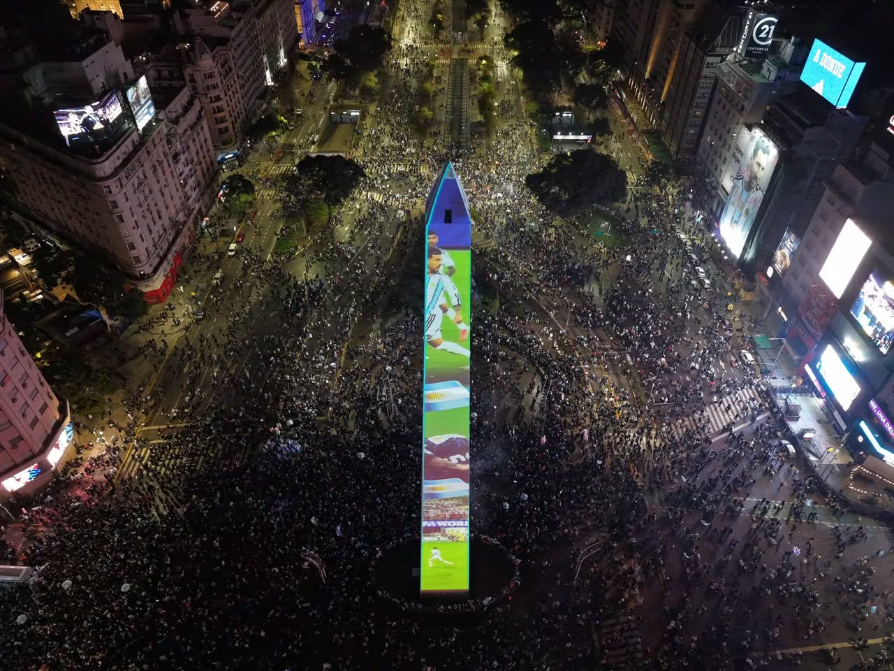 Así se veía el Obelisco durante la noche