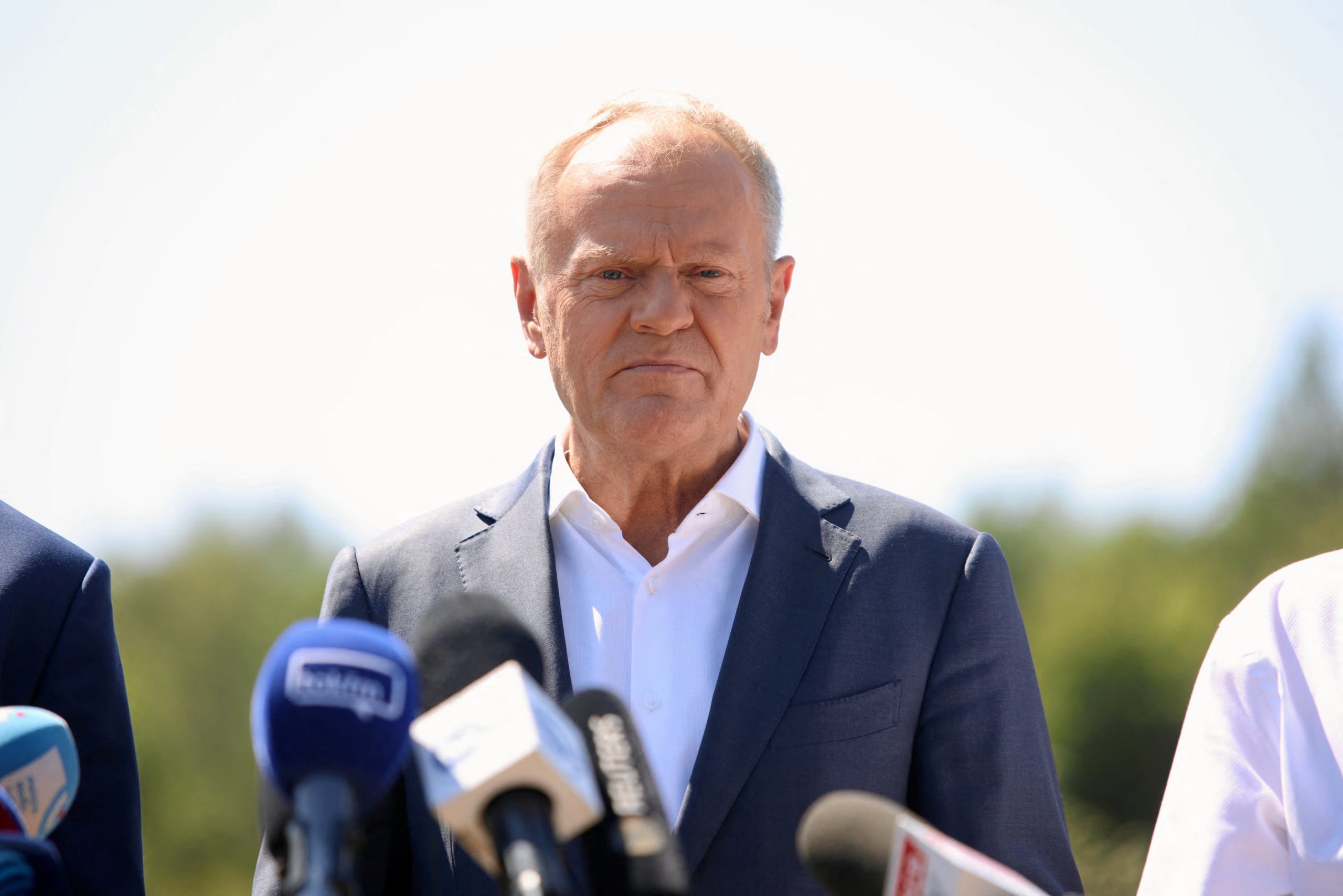 Donald Tusk visita el sitio donde impactó el misil en Tarnawa-Kolonia, región de Lublin. (Reuters)