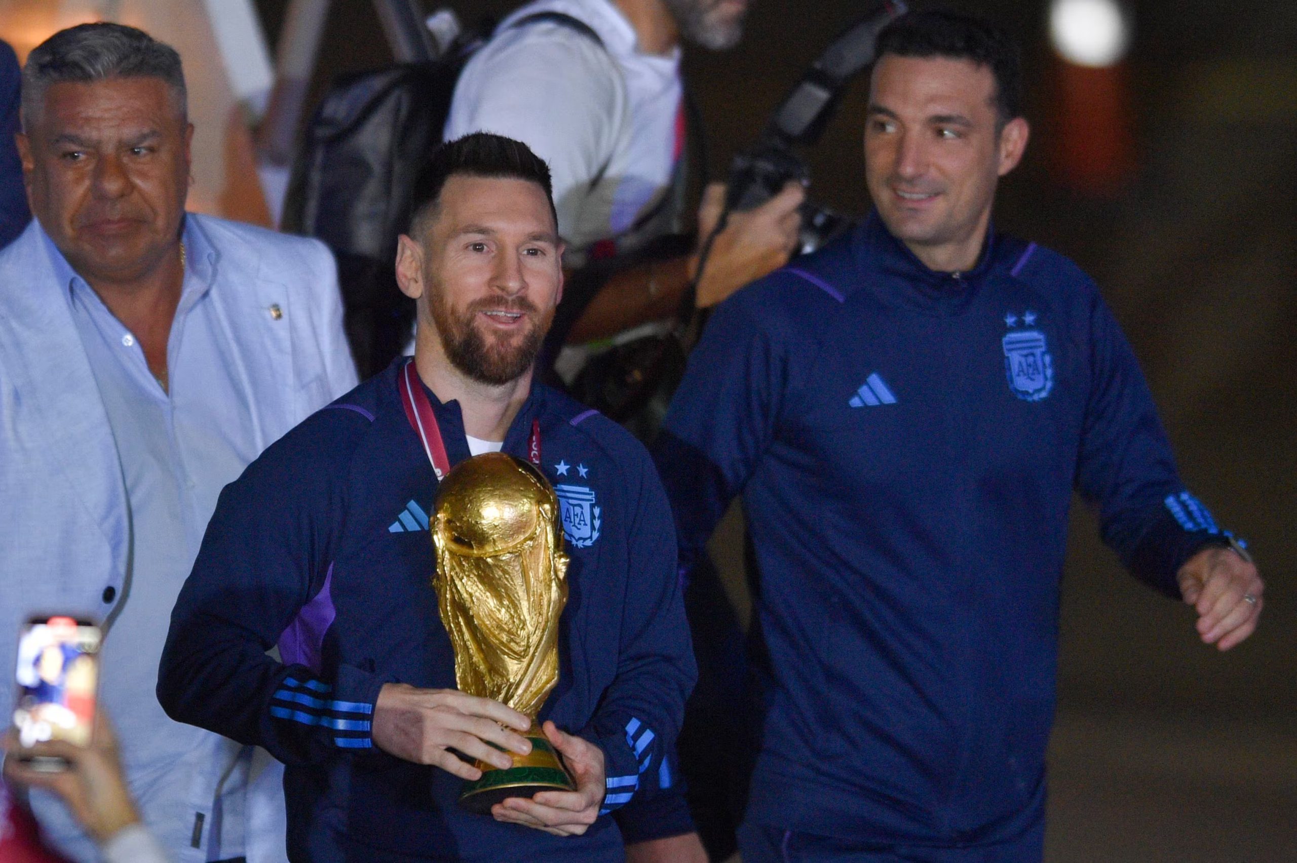 El trofeo con el que Lionel Messi bajó e el aeropuerto tras ser campeón en Qatar 2022 es una exclusiva réplica que entrega la FIFA (Foto: AP Photo/Gustavo Garello)