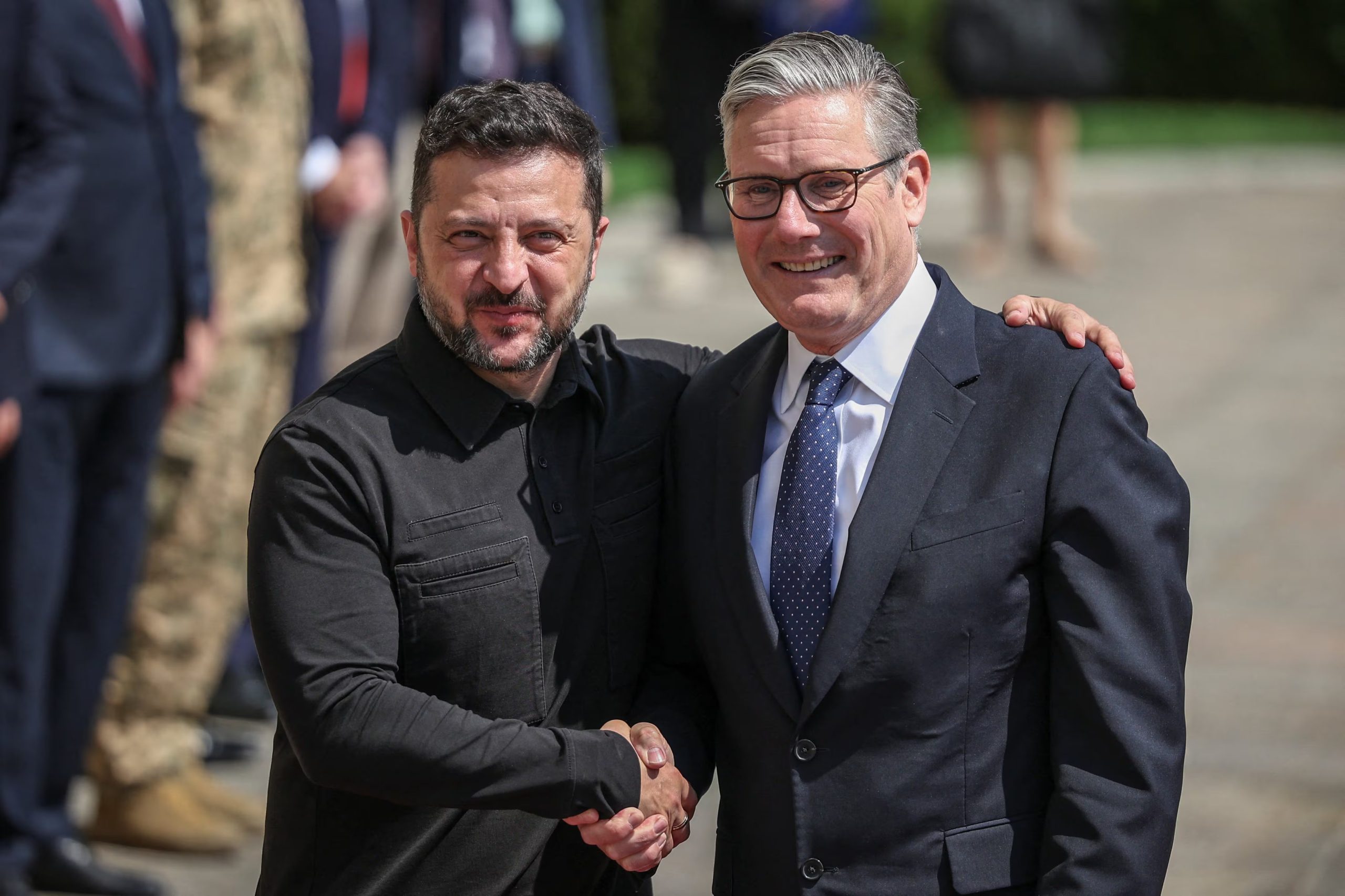 El presidente de Ucrania, Volodimir Zelensky, y el primer ministro británico, Keir Starmer —durante su última visita a Ucrania antes de dejar el cargo (REUTERS/Alina Smutko)