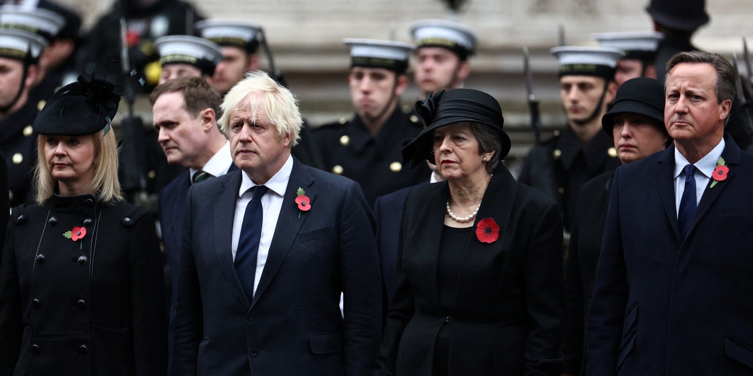 Los ex primeros ministros británicos Liz Truss, Boris Johnson, Theresa May y David Cameron asisten al Servicio Nacional de Conmemoración en el Cenotafio de Whitehall, en Londres (Reino Unido), el 12 de noviembre de 2023 (Henry Nicholls/Pool via REUTERS)