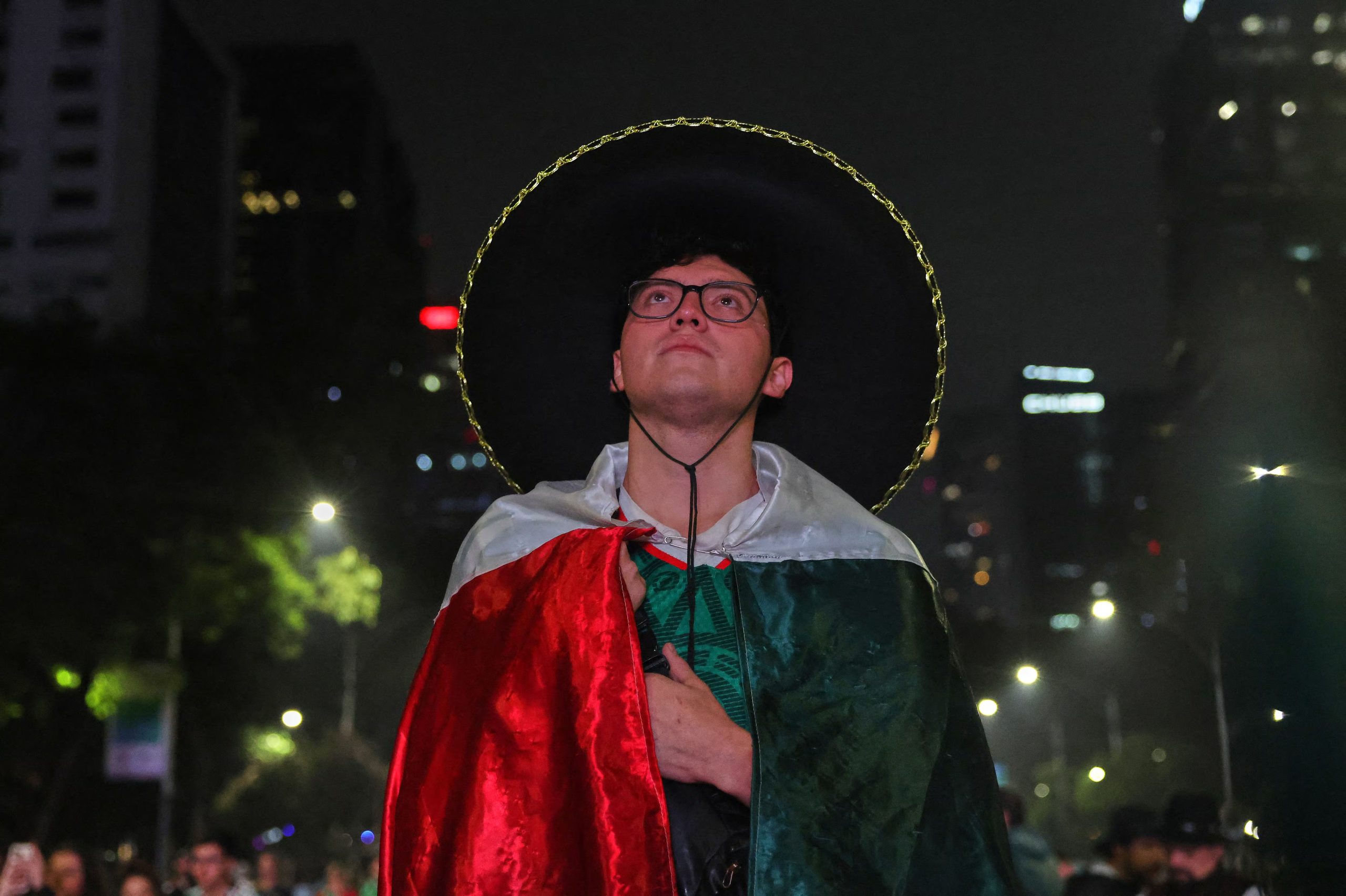 A Mexican football fan reacts after the 2026 FIFA World Cup Round of 16 football match between Mexico and England at the Angel of Independence in Mexico City on July 5, 2026. (Photo by Claudia Rosel / AFP)